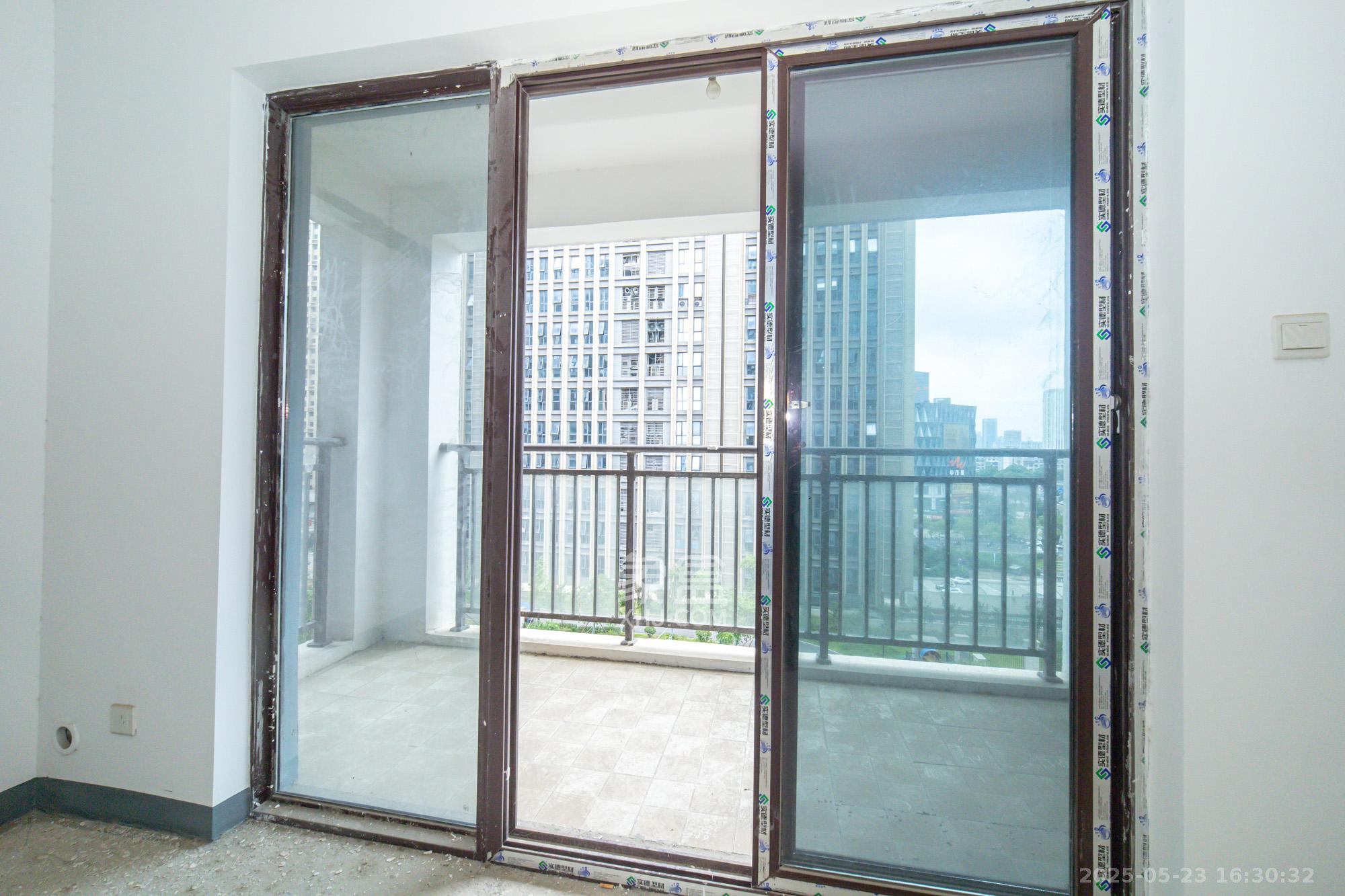 新长海广场 4室2厅2卫 114.0万 新长海广场 4室2厅2卫 114.0万阳台