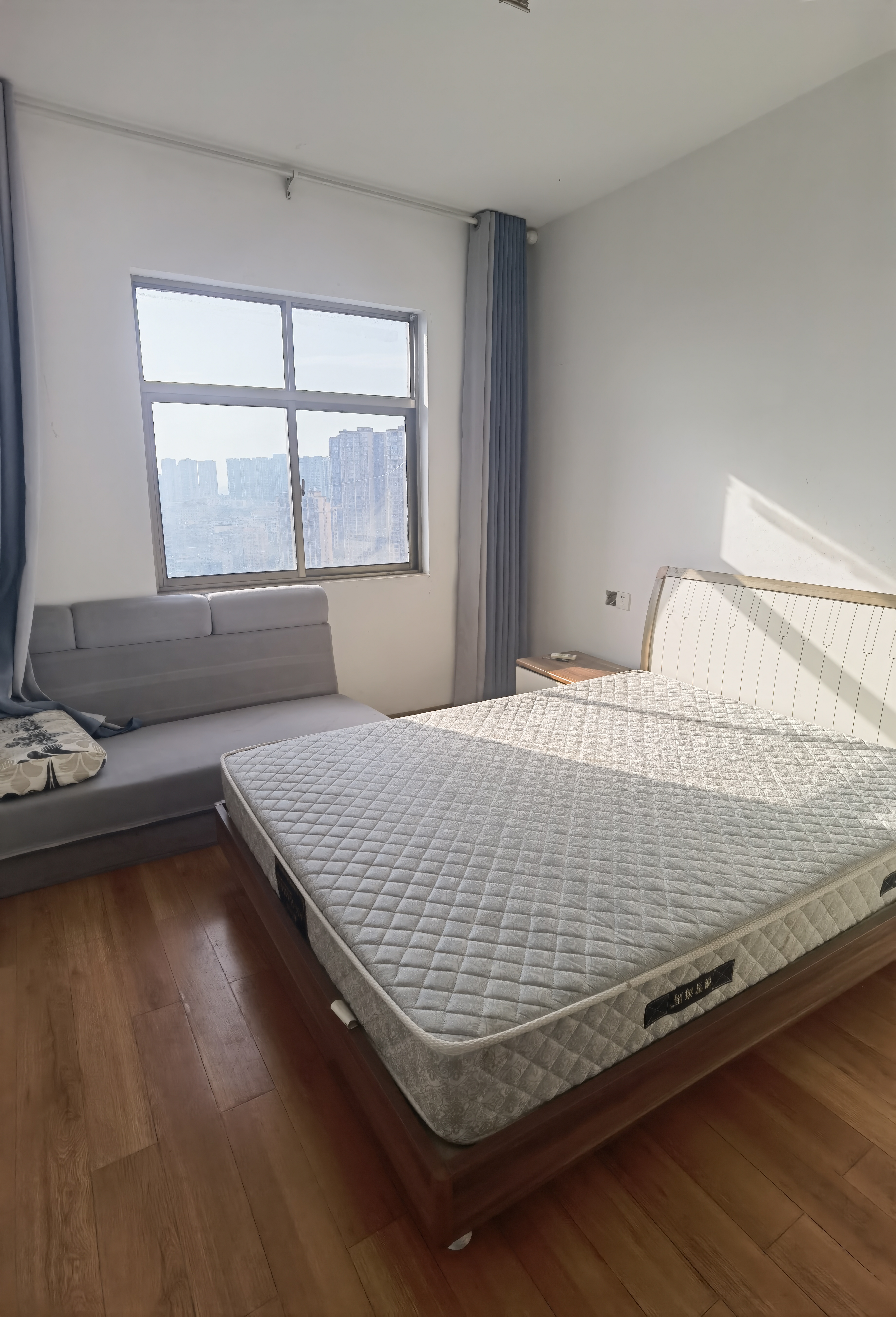 东方豪苑 2室2厅2卫 37.8万 东方豪苑 2室2厅2卫 37.8万客厅