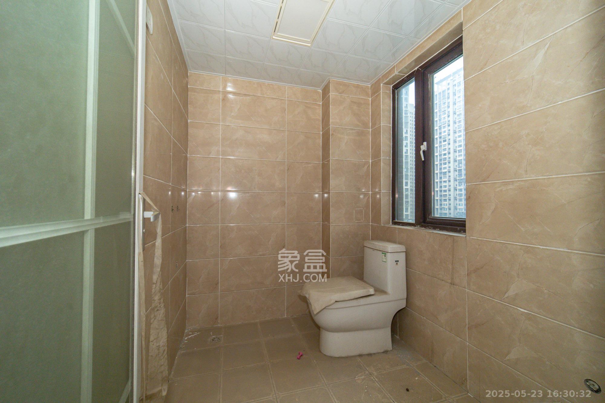 新长海广场 4室2厅2卫 114.0万 新长海广场 4室2厅2卫 114.0万卫生间