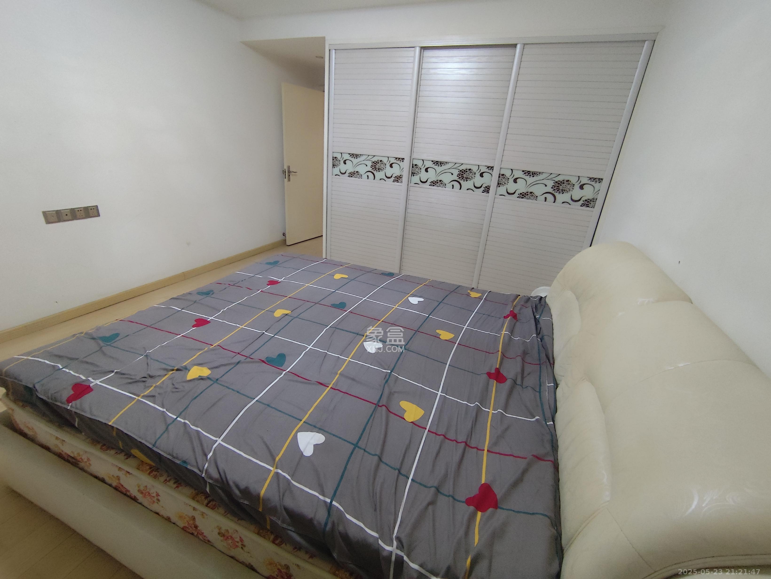骑龙安置小区  3室2厅2卫   2600.00元/月室内图
