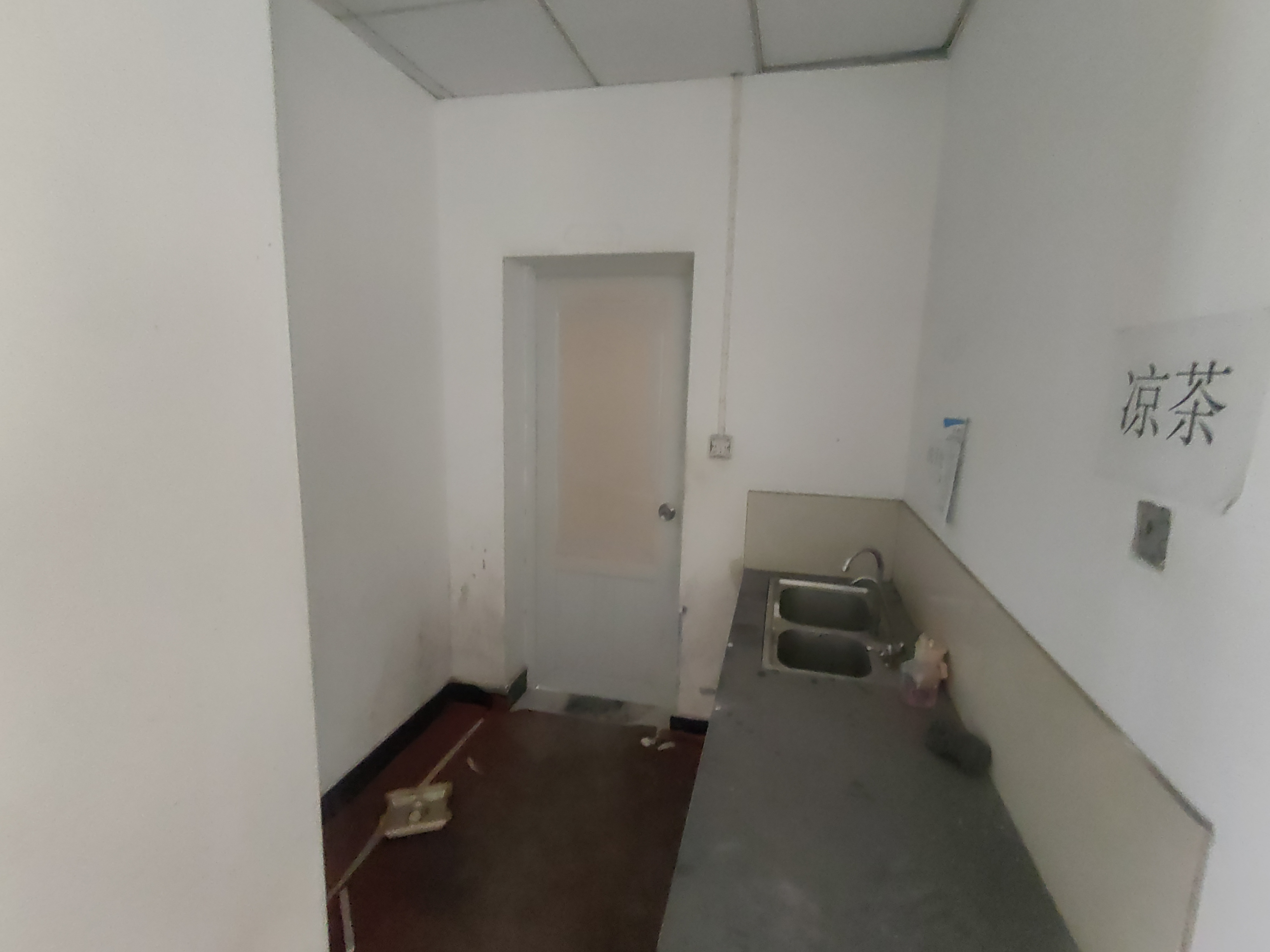 互助小区  1室1厅1卫   8000.00元/月室内图