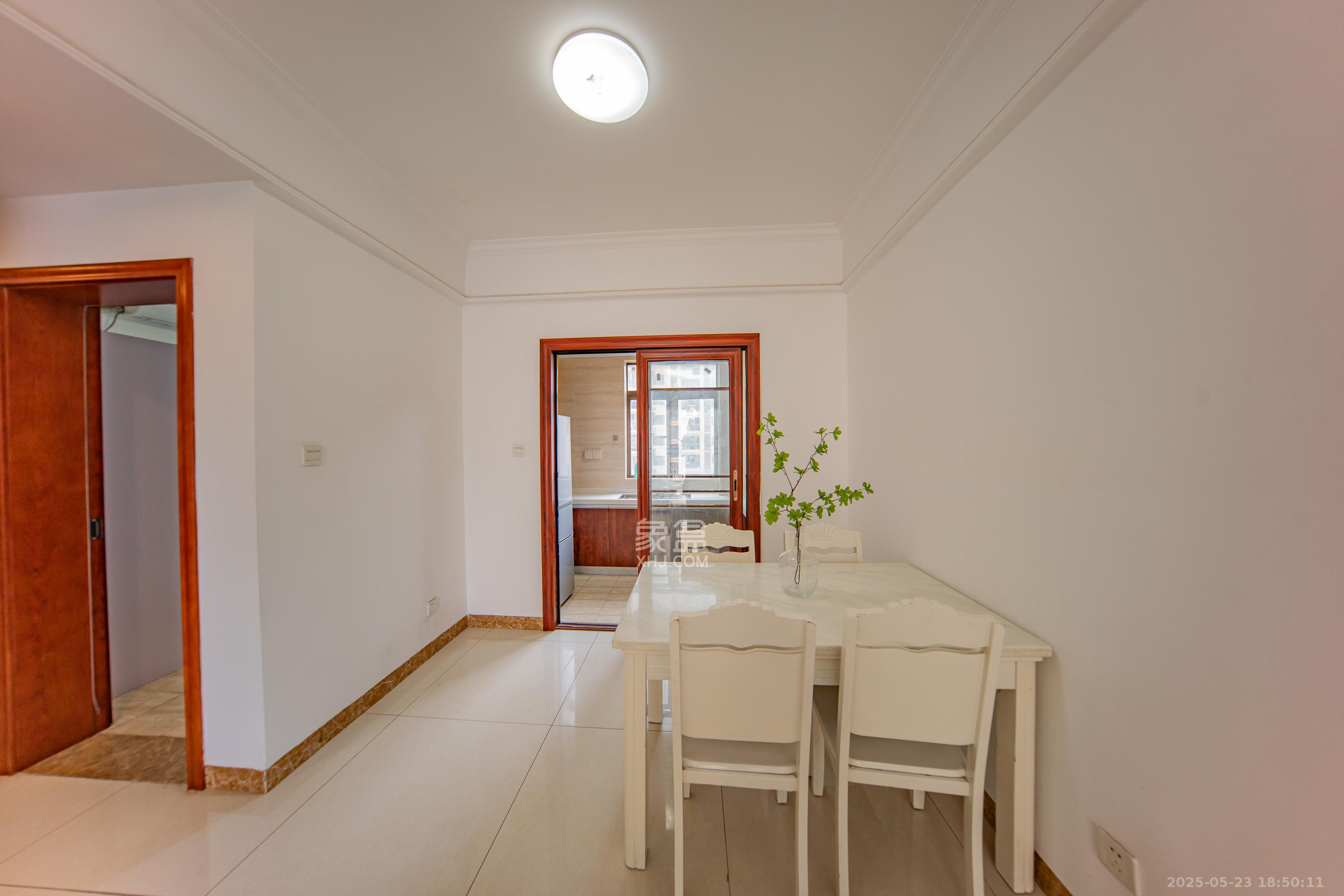 江山帝景哈佛 3室2厅2卫 90.0万 江山帝景哈佛 3室2厅2卫 90.0万客厅