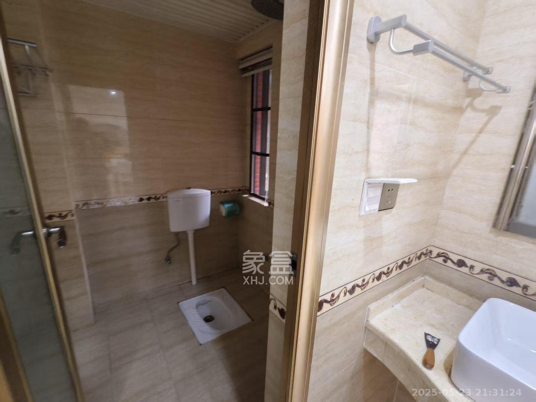 麓山里  3室2厅2卫   1700.00元/月室内图