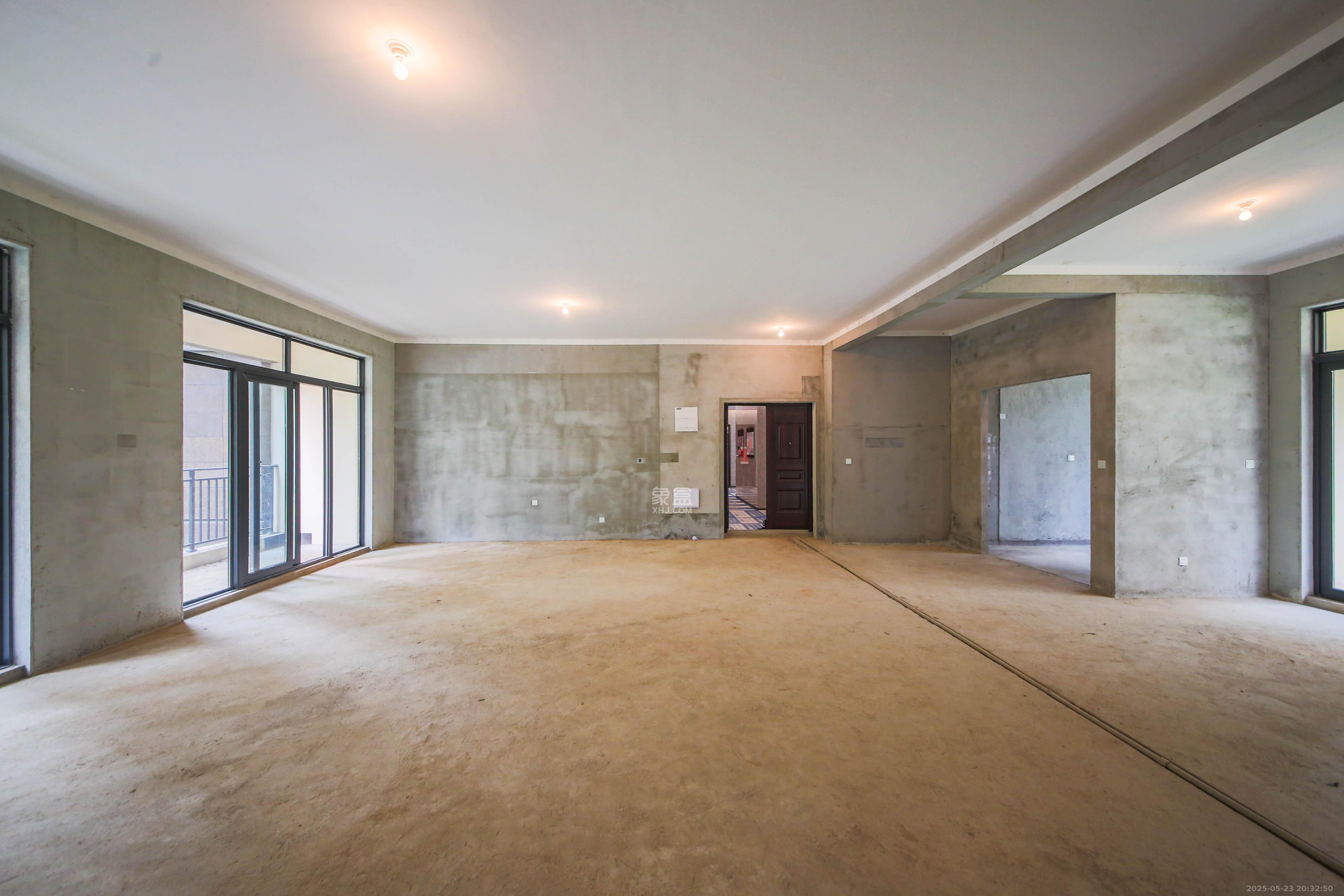 中建钰和城  3室2厅0卫   255.00万客厅