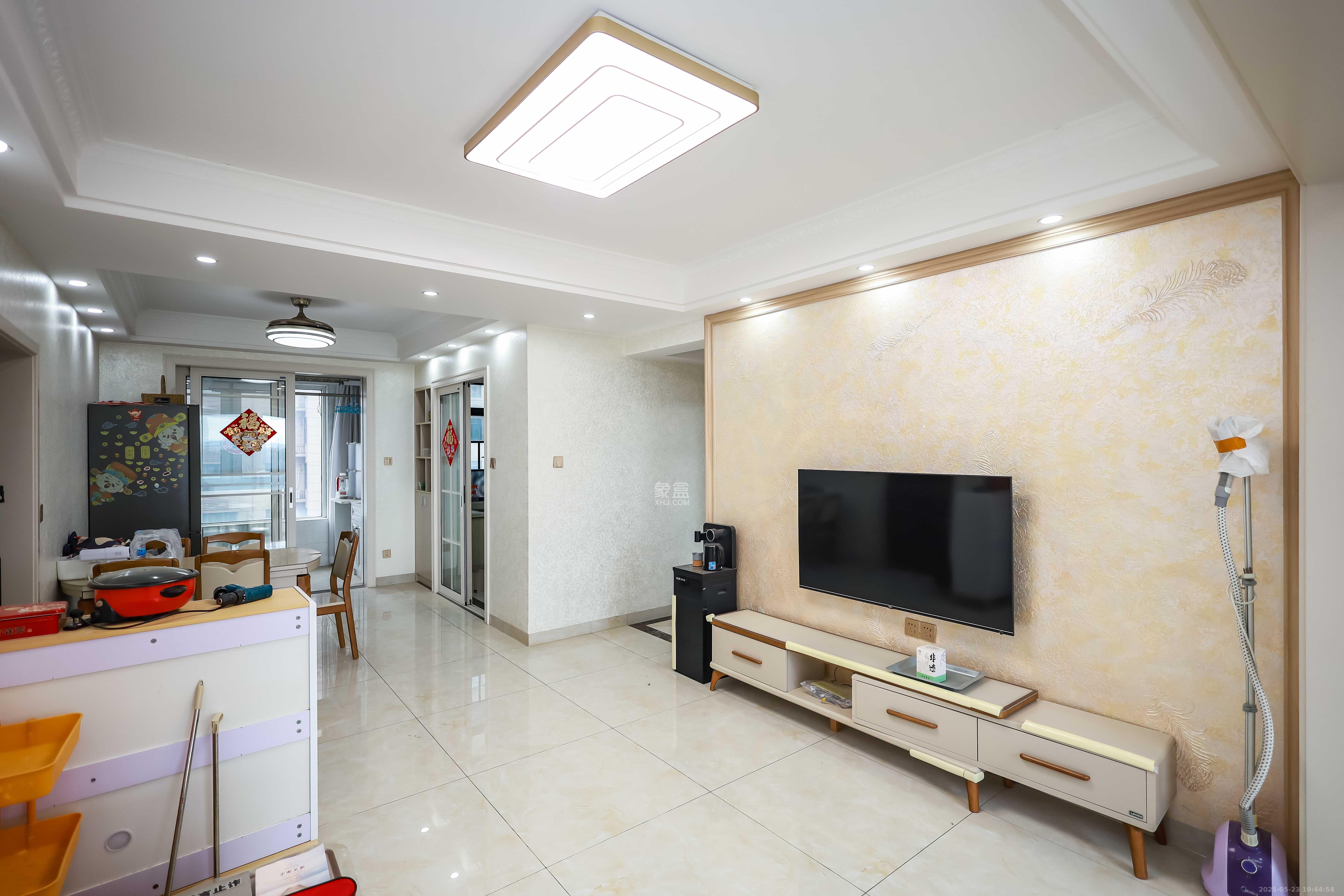 金鹰玖珑山 3室2厅1卫 88.8万 金鹰玖珑山 3室2厅1卫 88.8万客厅