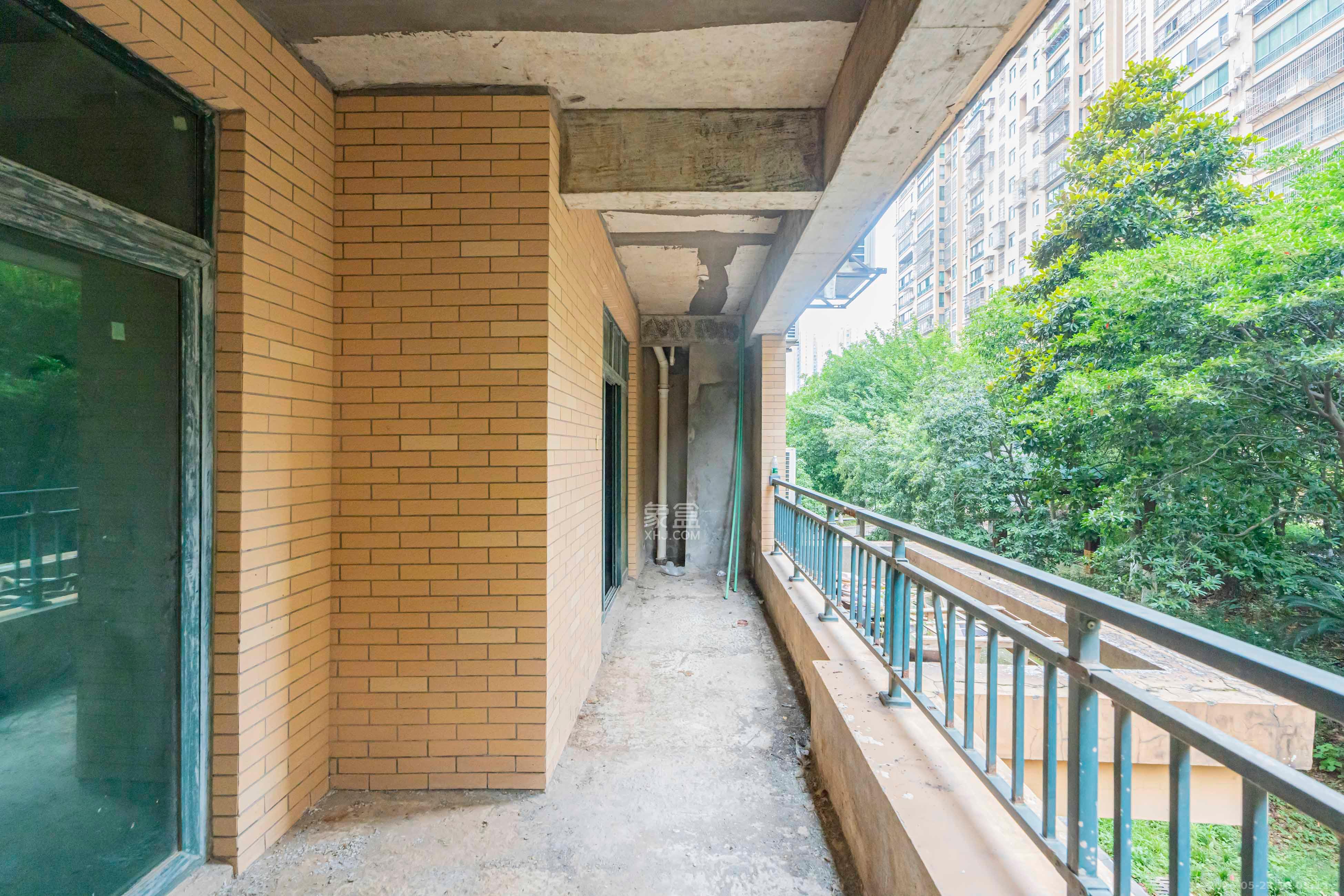 财富名园  3室2厅2卫   104.00万阳台