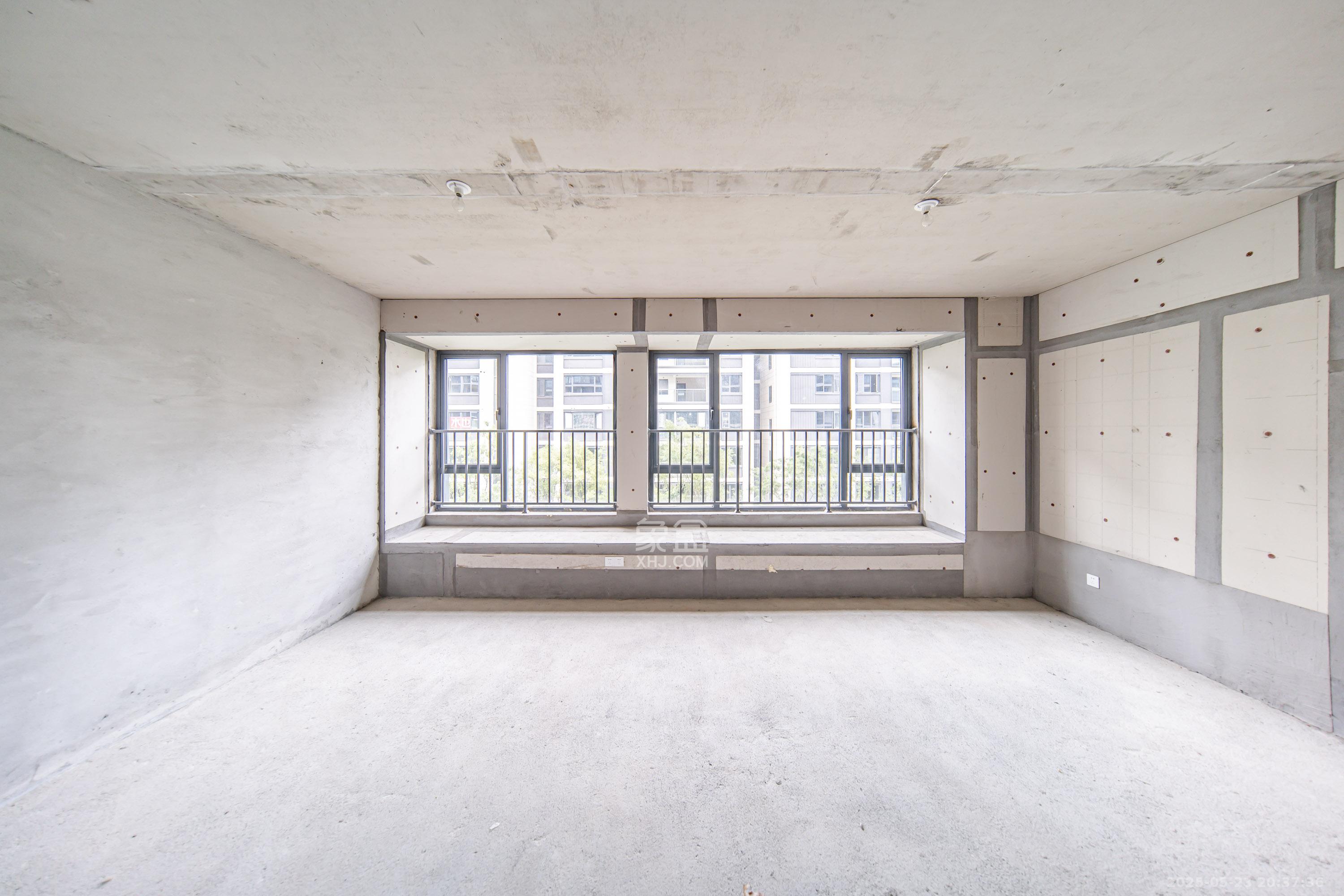 中建钰山湖  4室2厅2卫   390.00万卧室