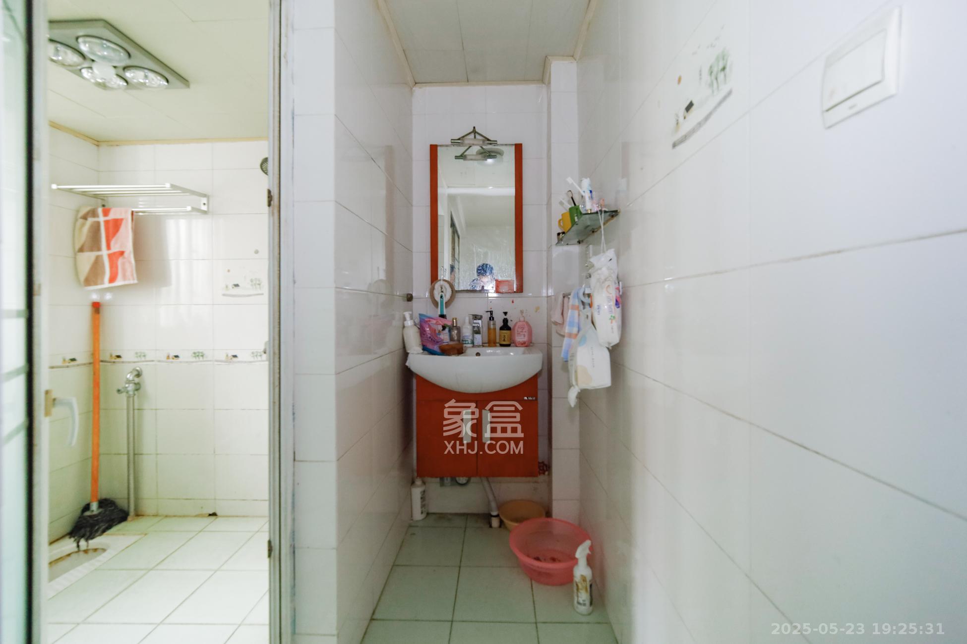东方名都百草园  3室2厅2卫   92.00万卫生间