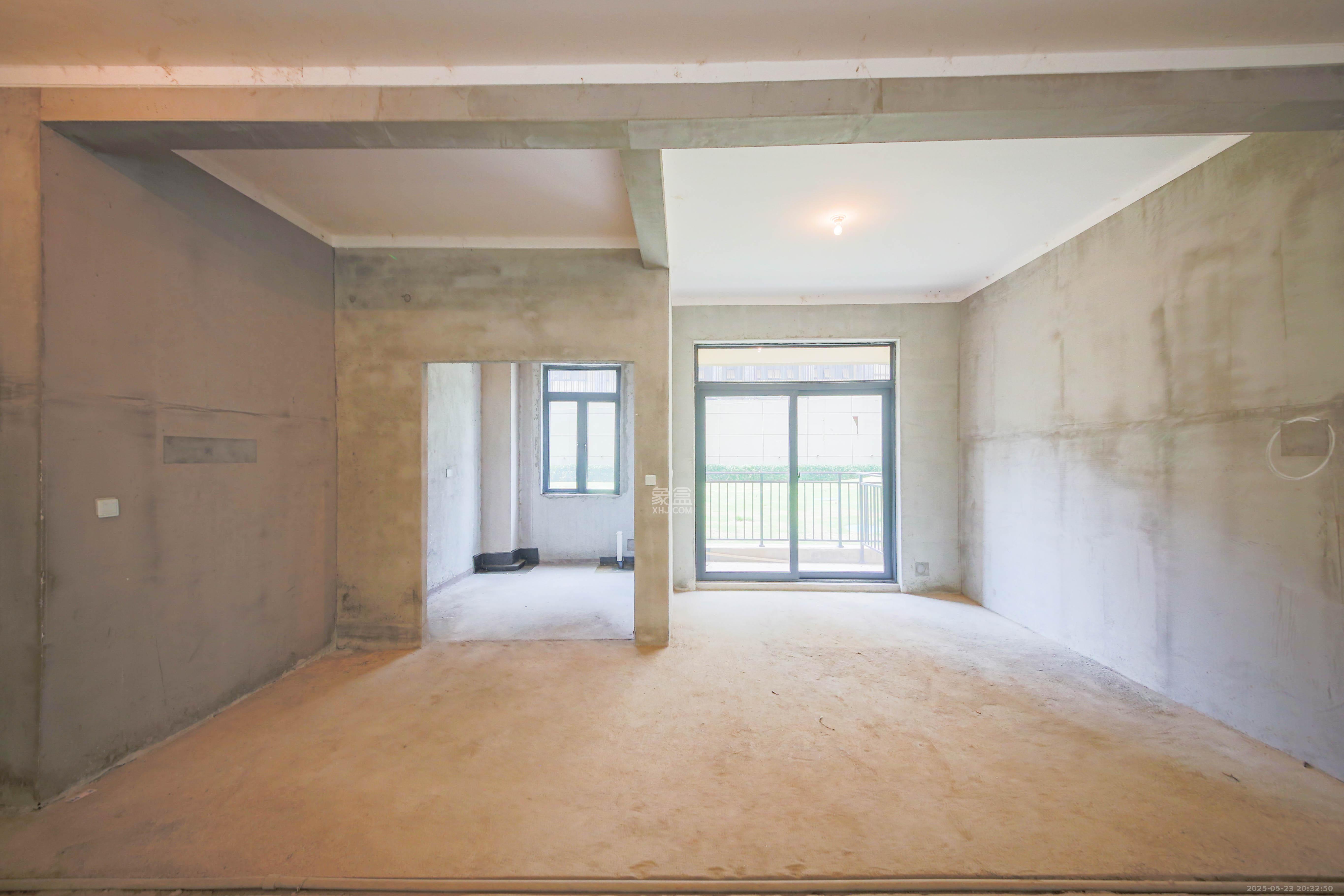 中建钰和城  3室2厅0卫   255.00万客厅