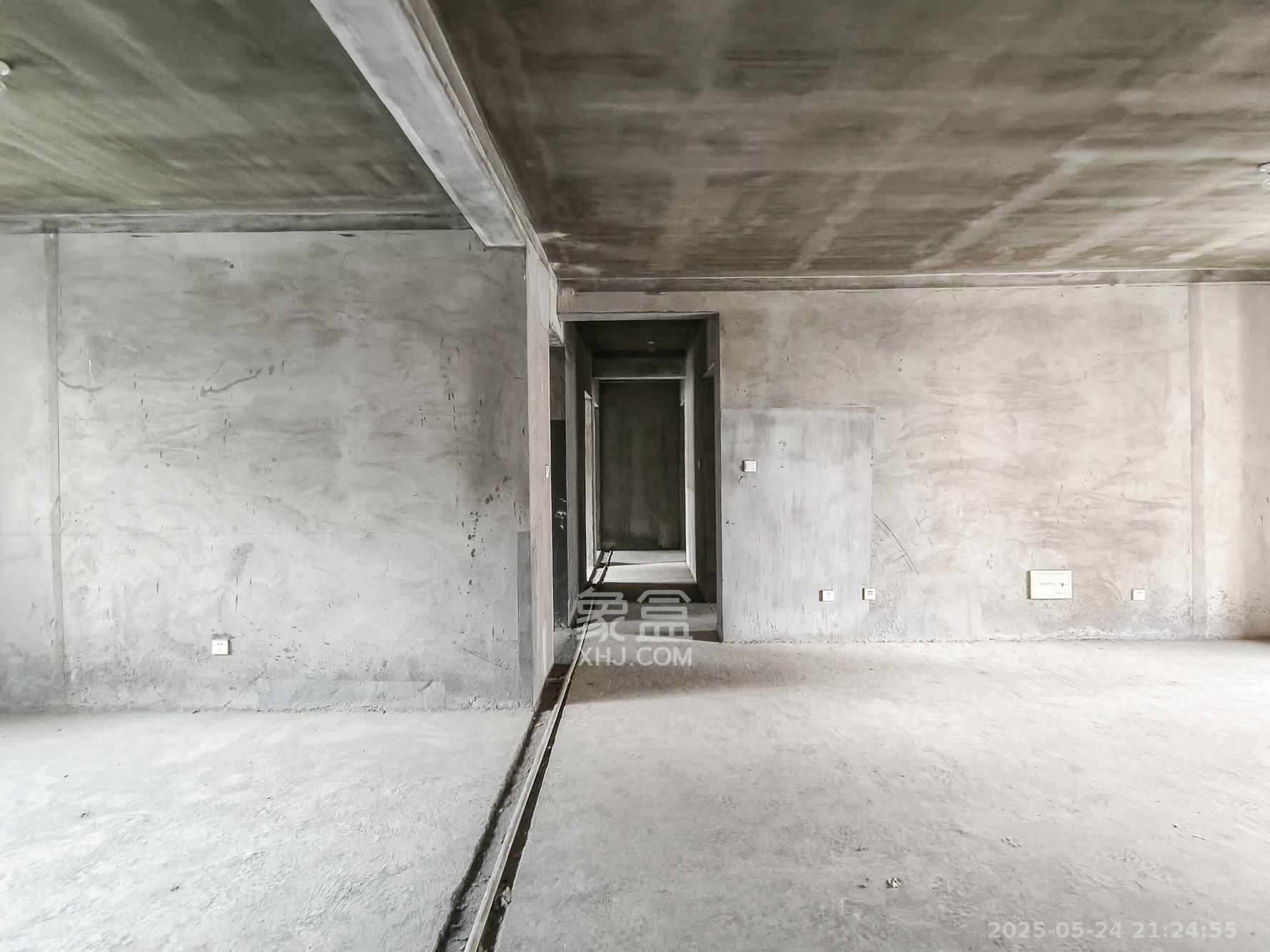 三一街区 5室2厅3卫 108.0万 三一街区 5室2厅3卫 108.0万客厅