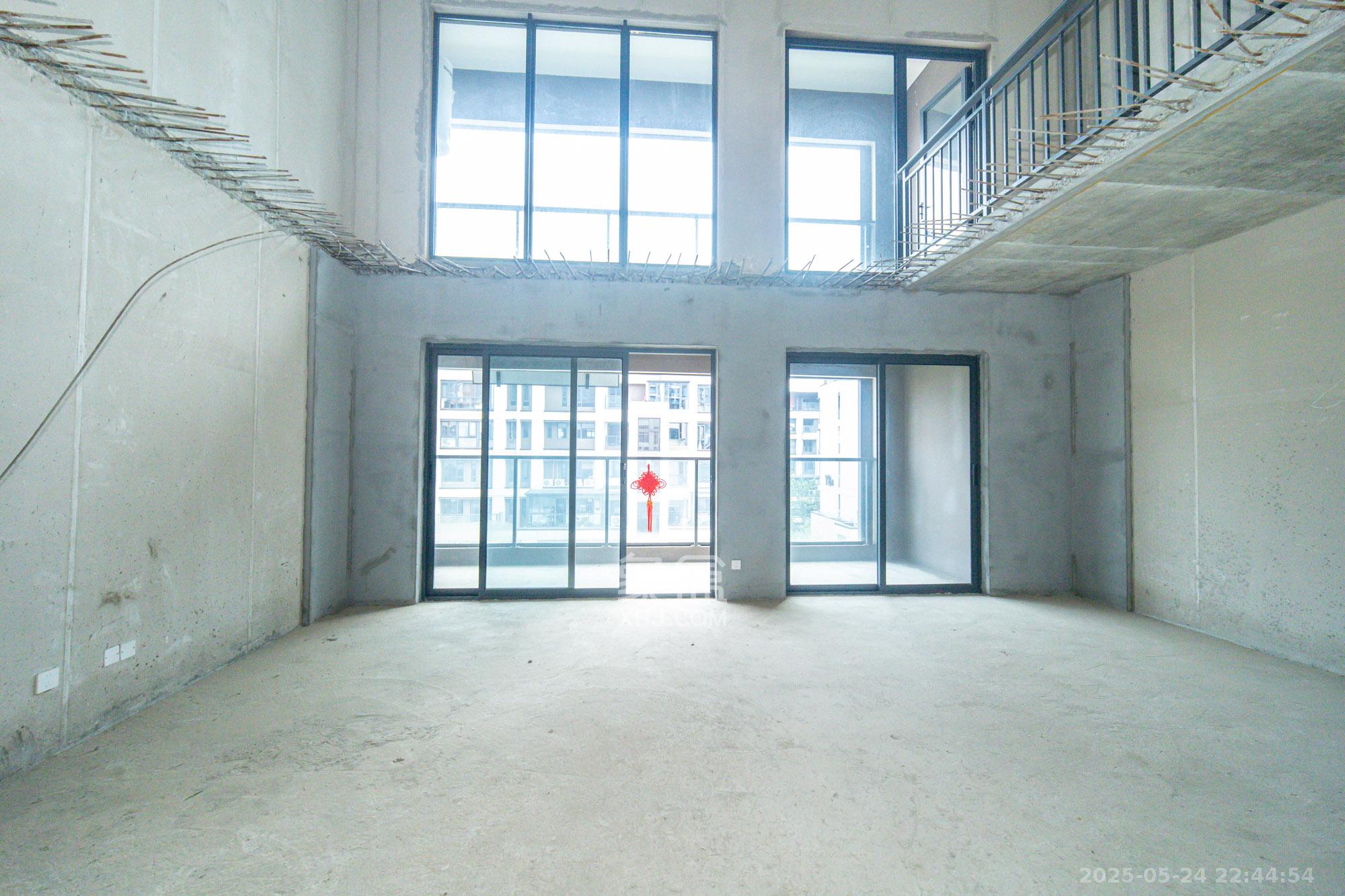 三一云谷  4室2厅3卫    248.0万 三一云谷  4室2厅3卫    248.0万客厅