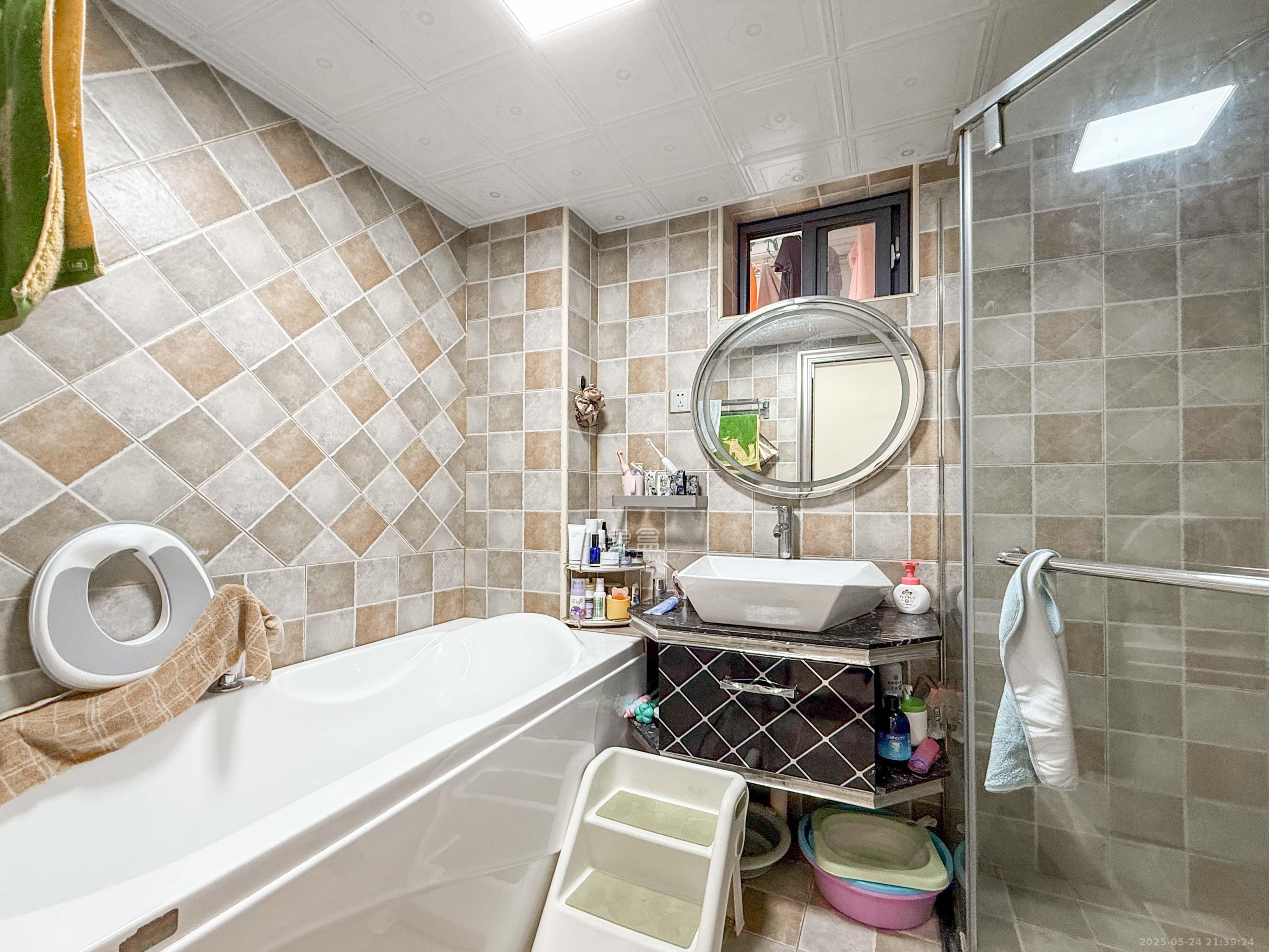 中海梅溪湖壹号  3室2厅1卫    168.0万卫生间