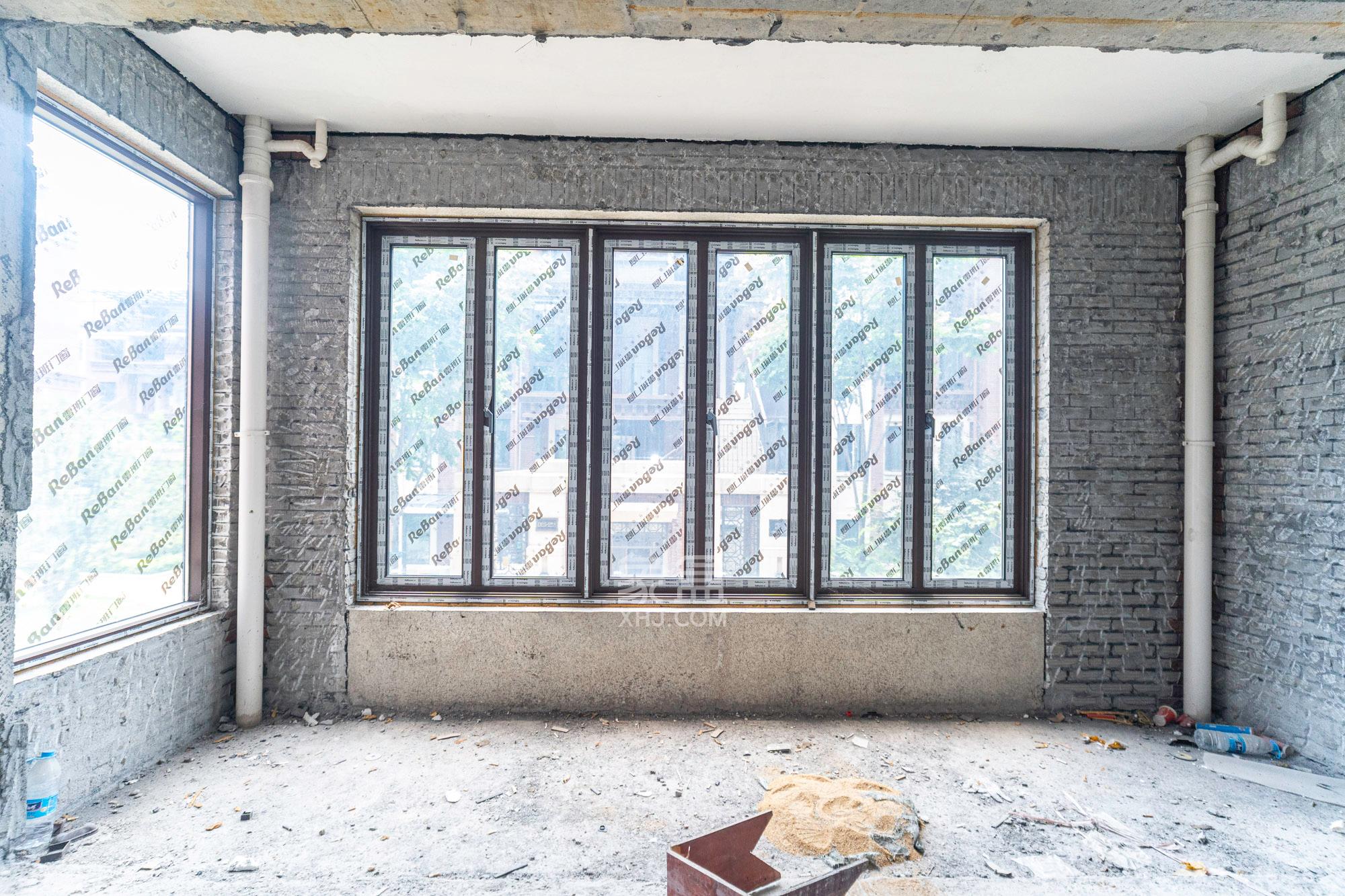 金地艺境  4室2厅2卫    198.8万阳台