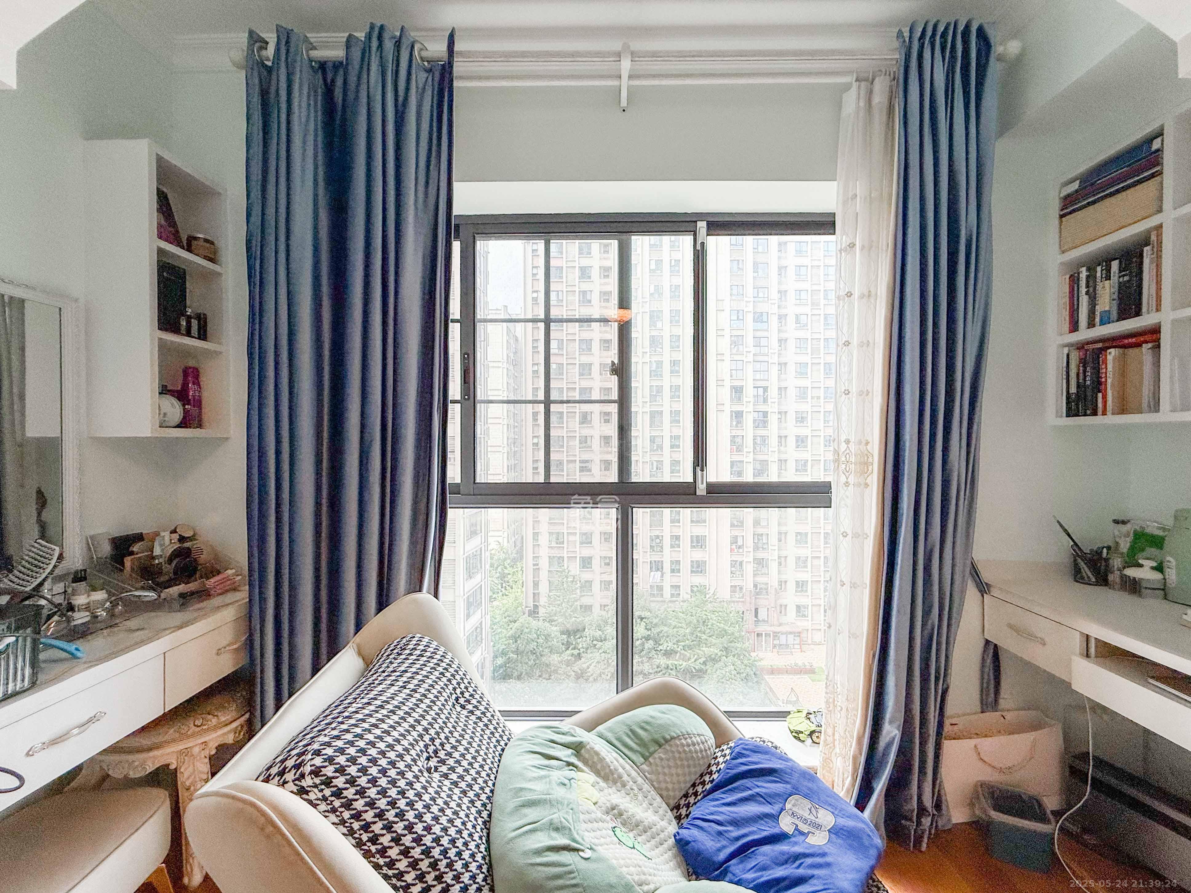 中海梅溪湖壹号  3室2厅1卫    168.0万卧室