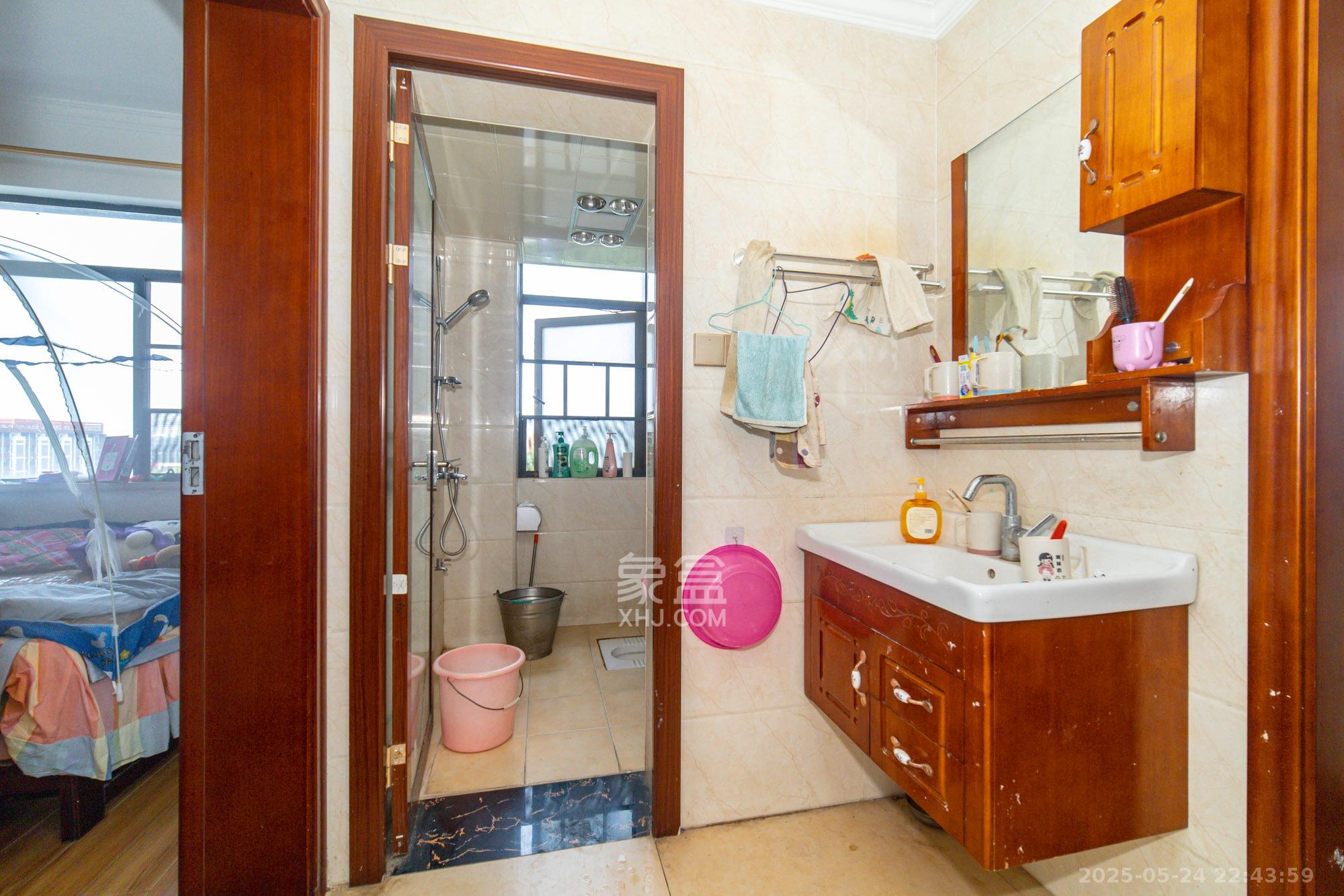 长龙湾  3室2厅1卫    53.8万卫生间