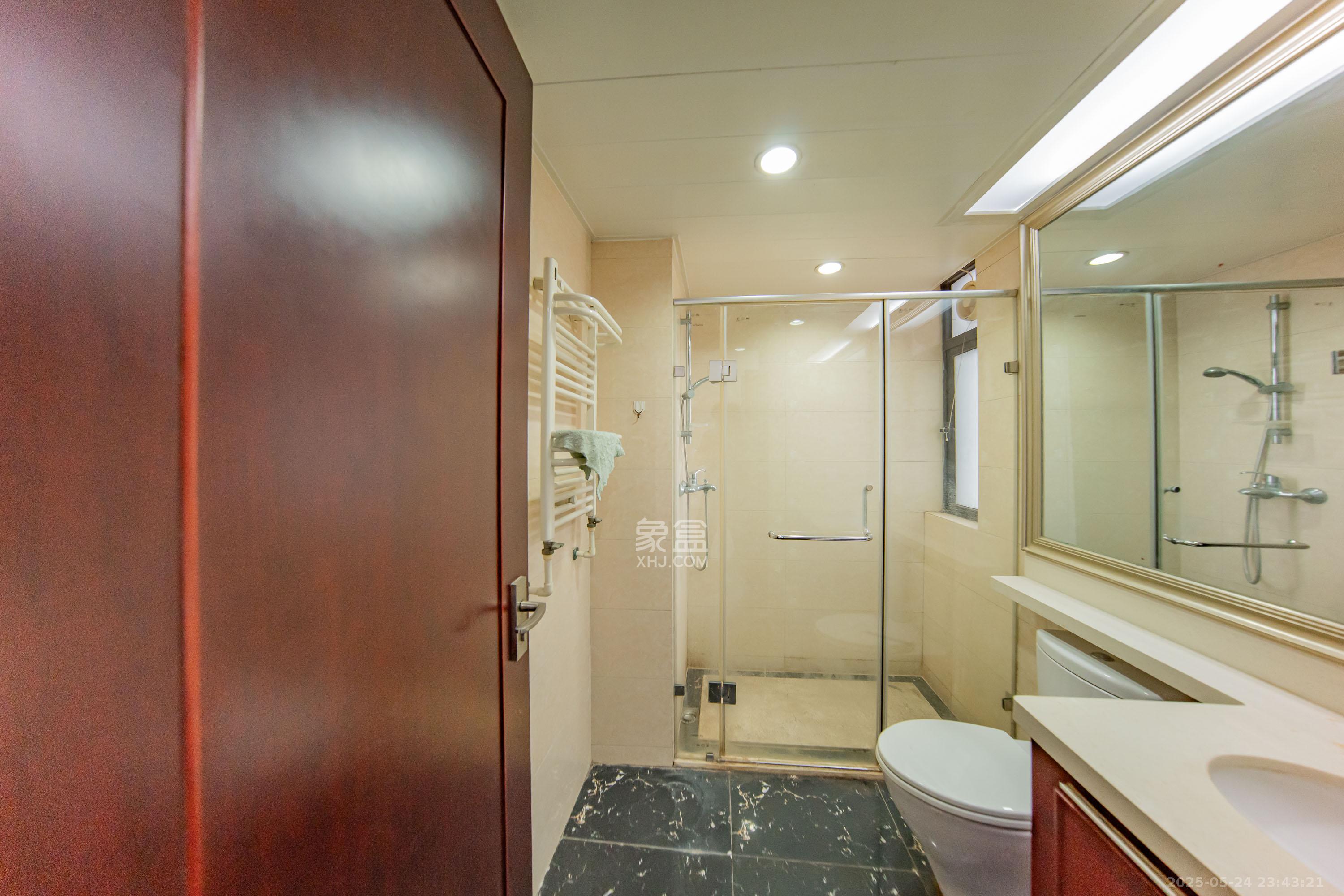 中海国际二期 4室2厅2卫 95.0万 中海国际二期 4室2厅2卫 95.0万卫生间