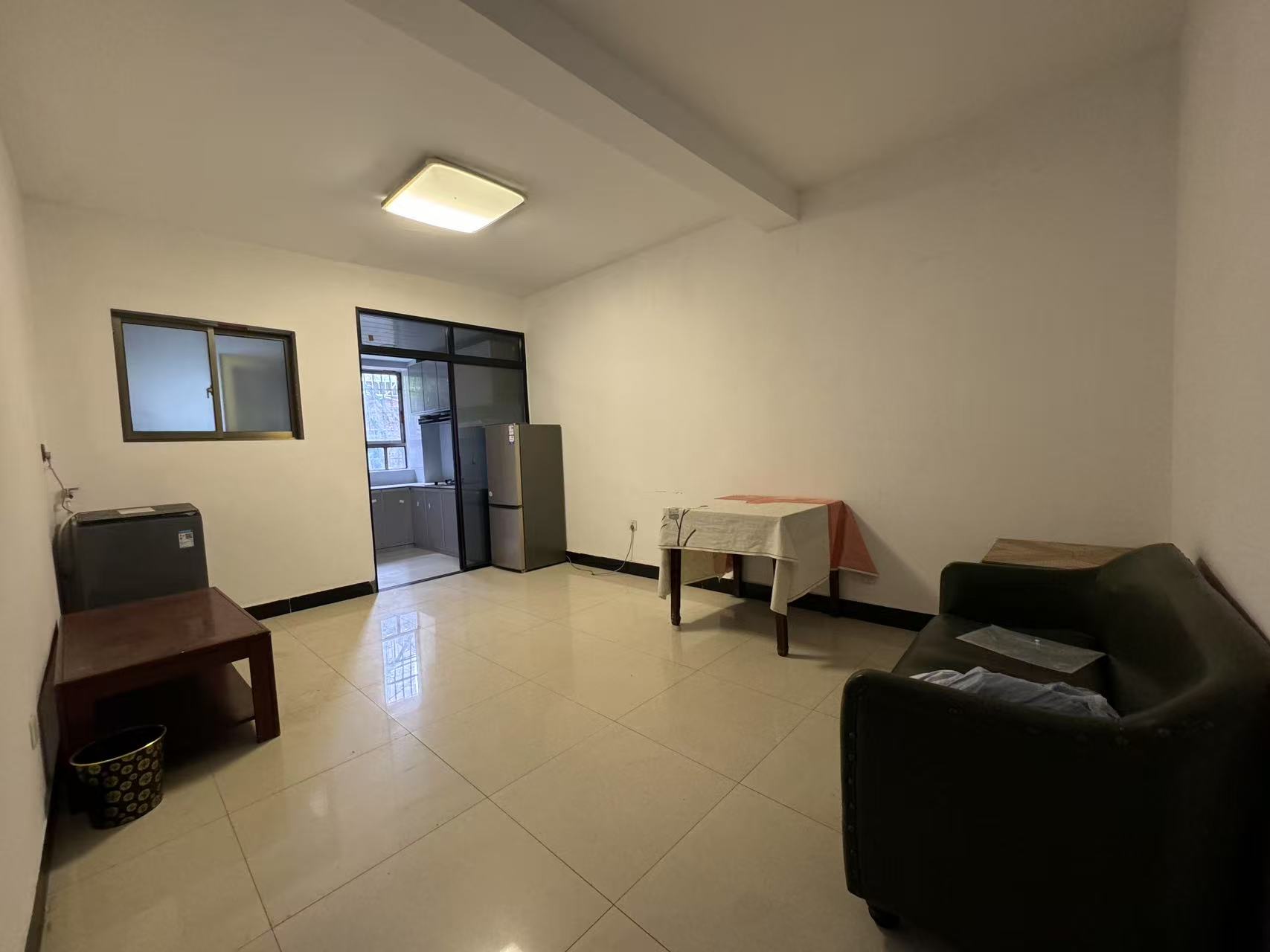 西合路(红湘段)安置房 3室2厅2卫 1000.0元/月 西合路(红湘段)安置房 3室2厅2卫 1000.0元/月室内图