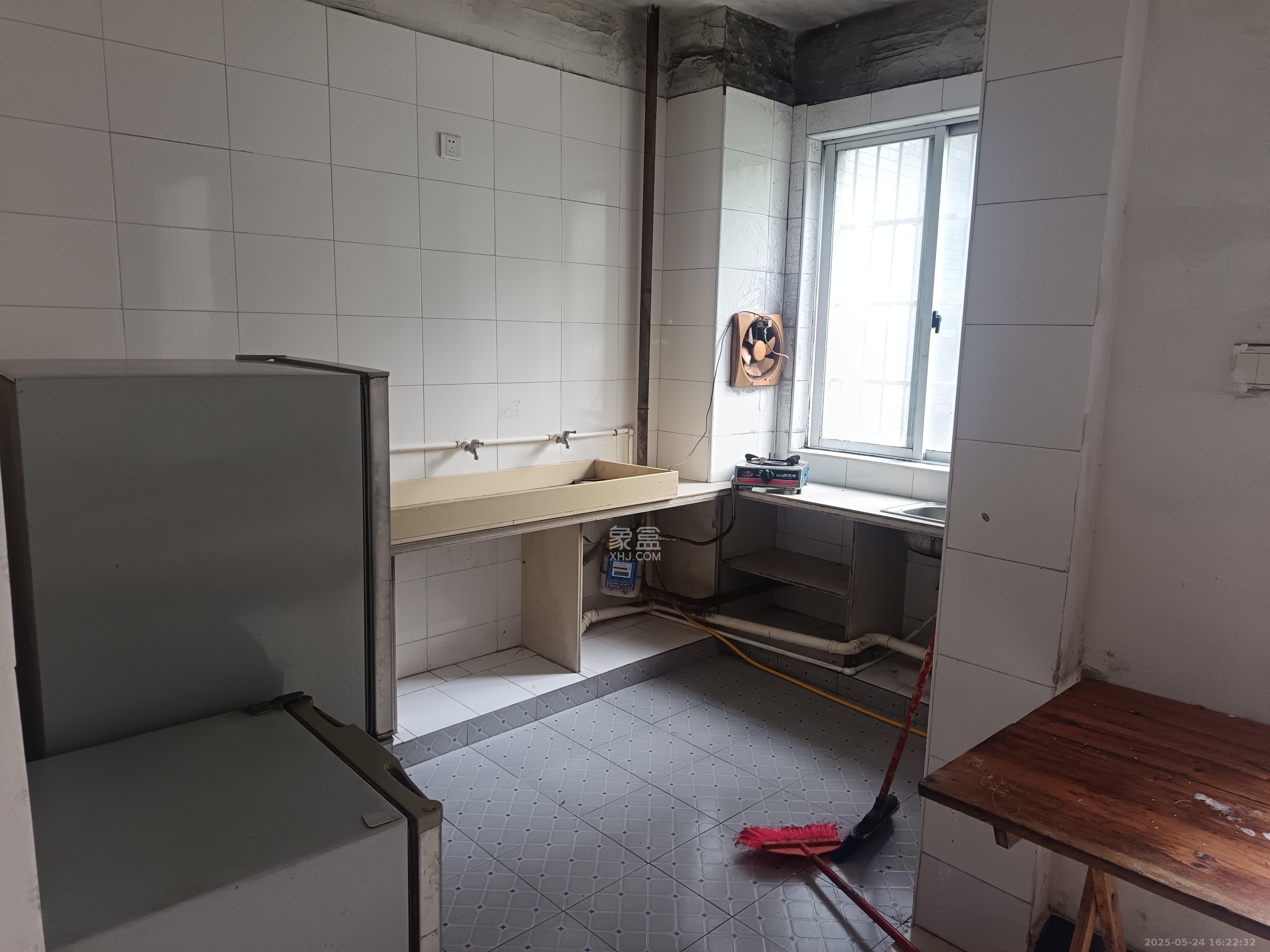 含浦家苑 3室2厅2卫 1500.0元/月 含浦家苑 3室2厅2卫 1500.0元/月室内图