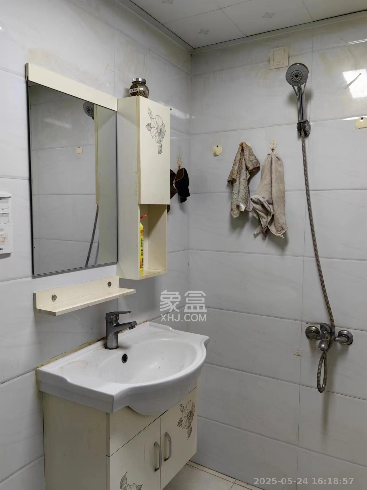 星大峰汇商务楼 1室1厅1卫 1800.0元/月 星大峰汇商务楼 1室1厅1卫 1800.0元/月室内图