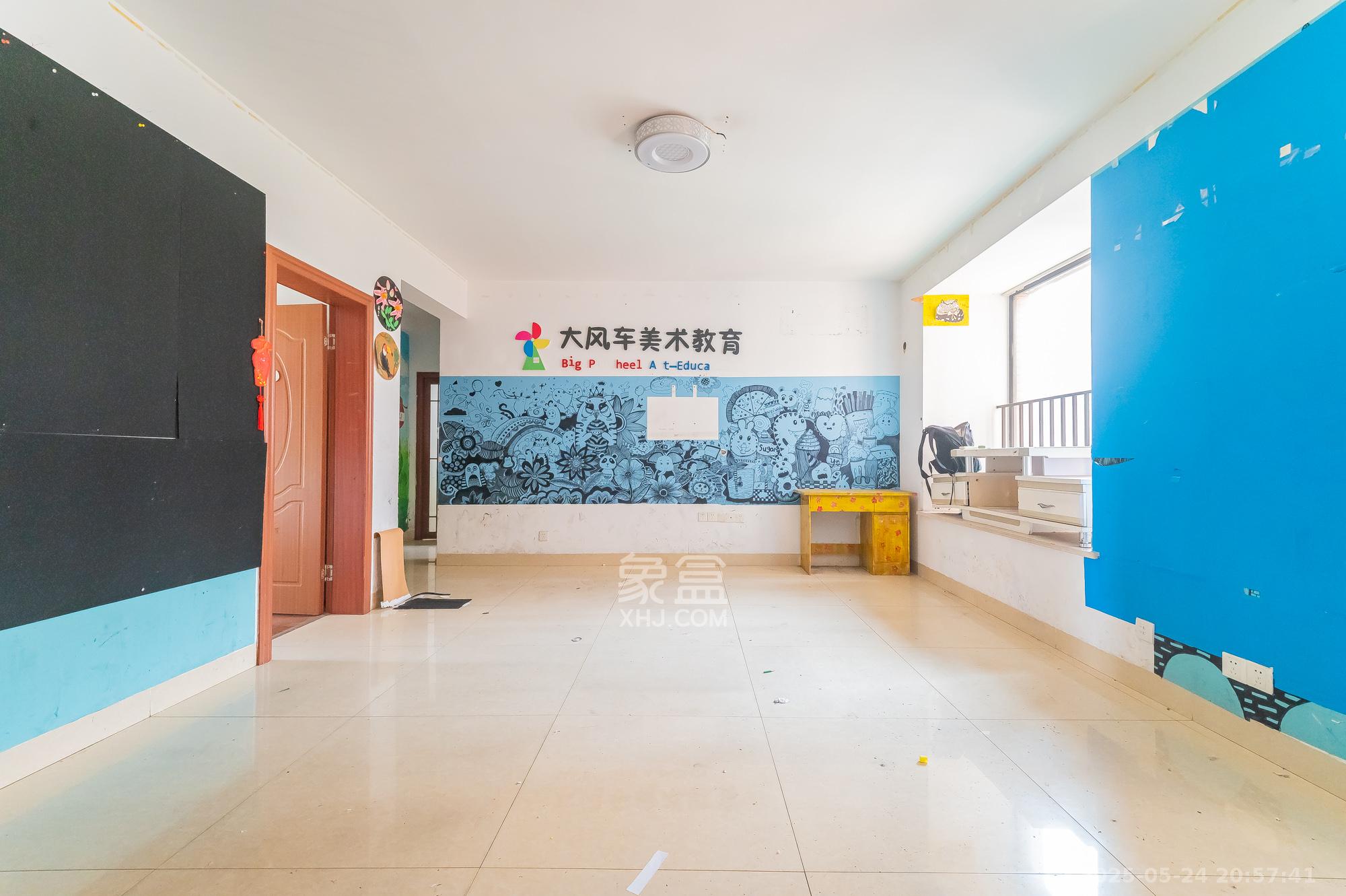 华润凤凰城一期 3室2厅1卫 63.0万 华润凤凰城一期 3室2厅1卫 63.0万客厅