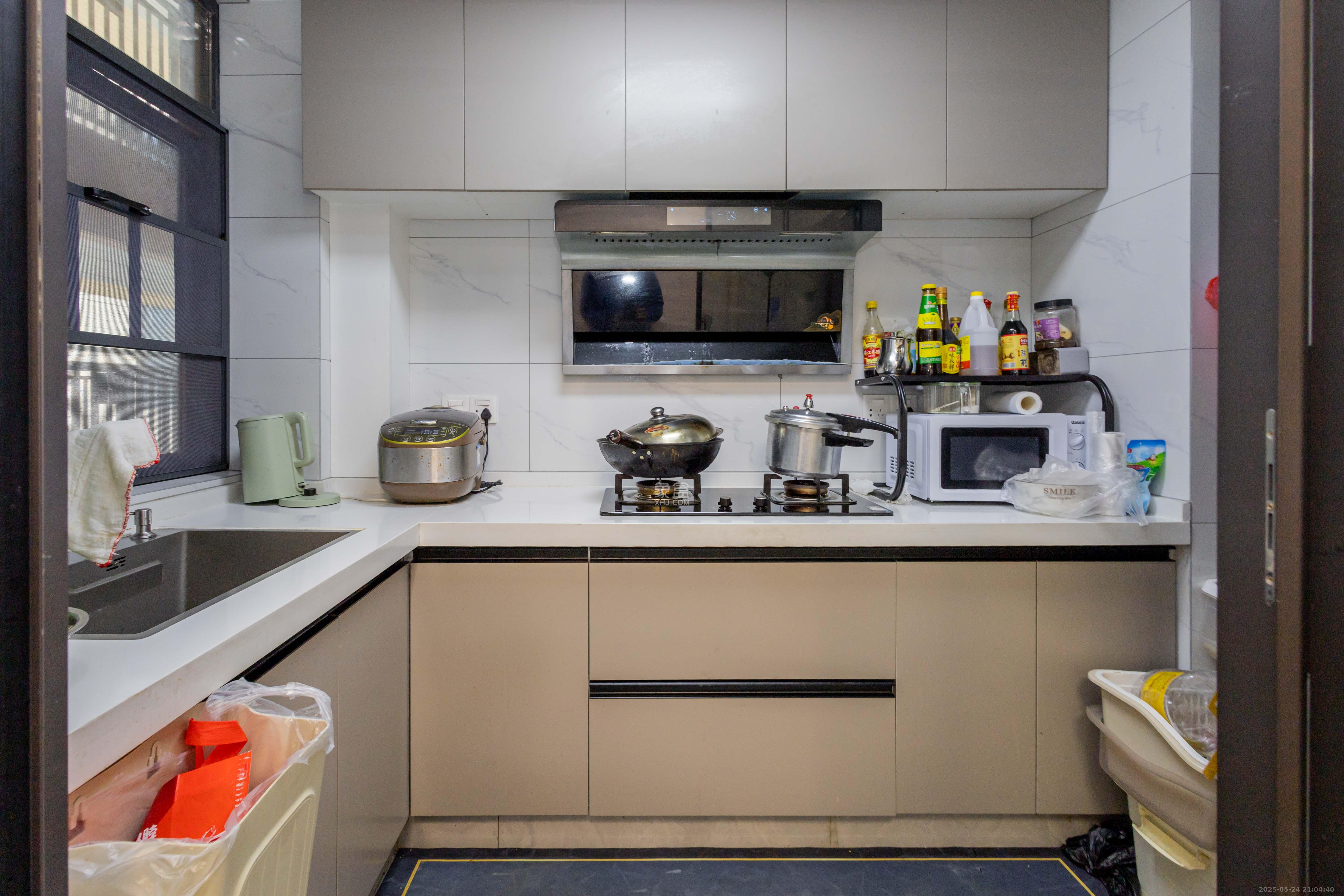 日盛湖湘花苑  3室2厅1卫    87.8万厨房