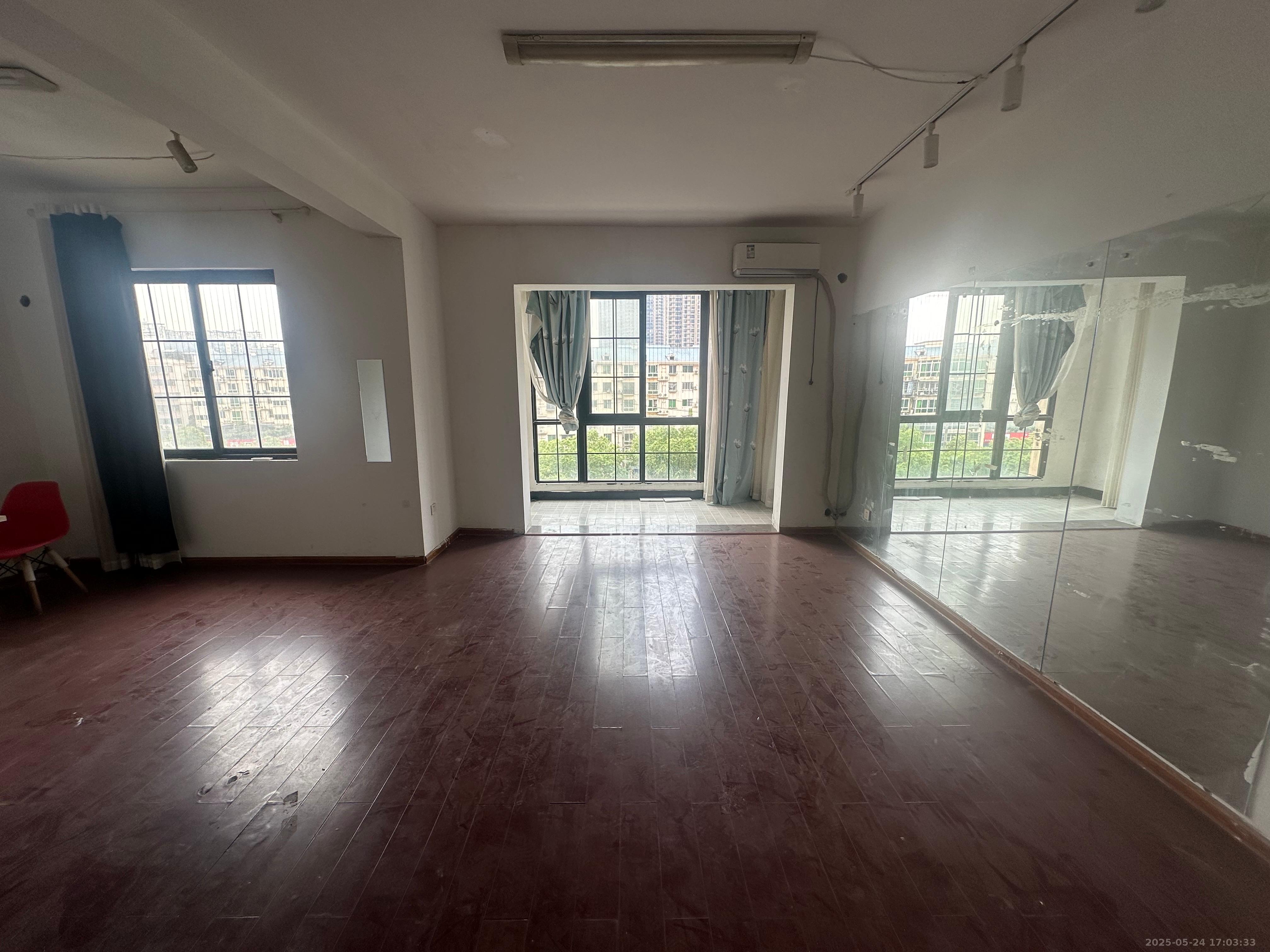 沁园春御院  4室2厅2卫    2300.0元/月 沁园春御院  4室2厅2卫    2300.0元/月