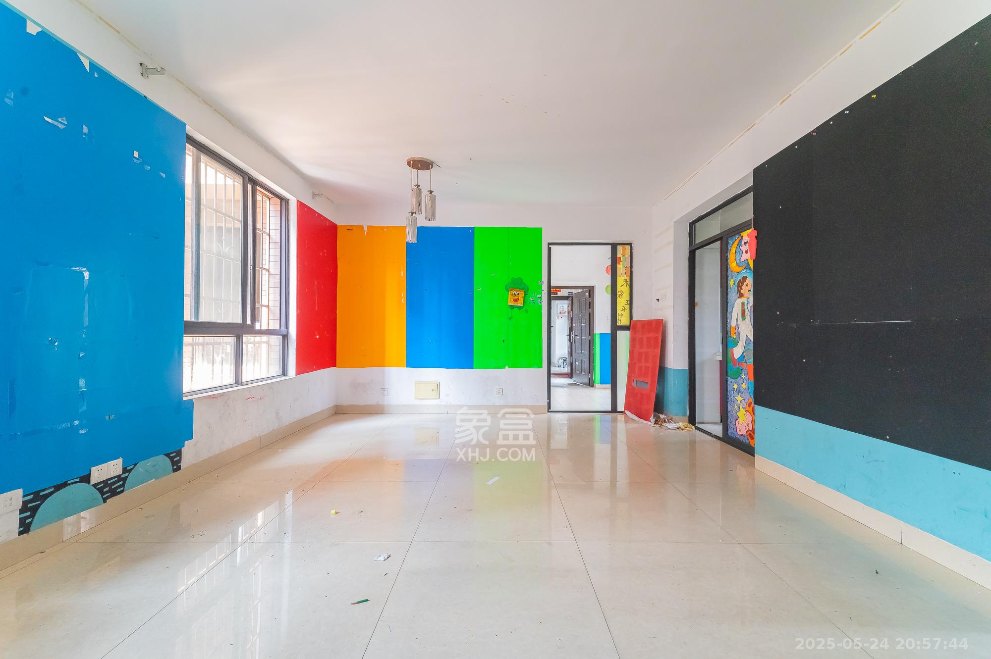 华润凤凰城一期 3室2厅1卫 63.0万 华润凤凰城一期 3室2厅1卫 63.0万客厅