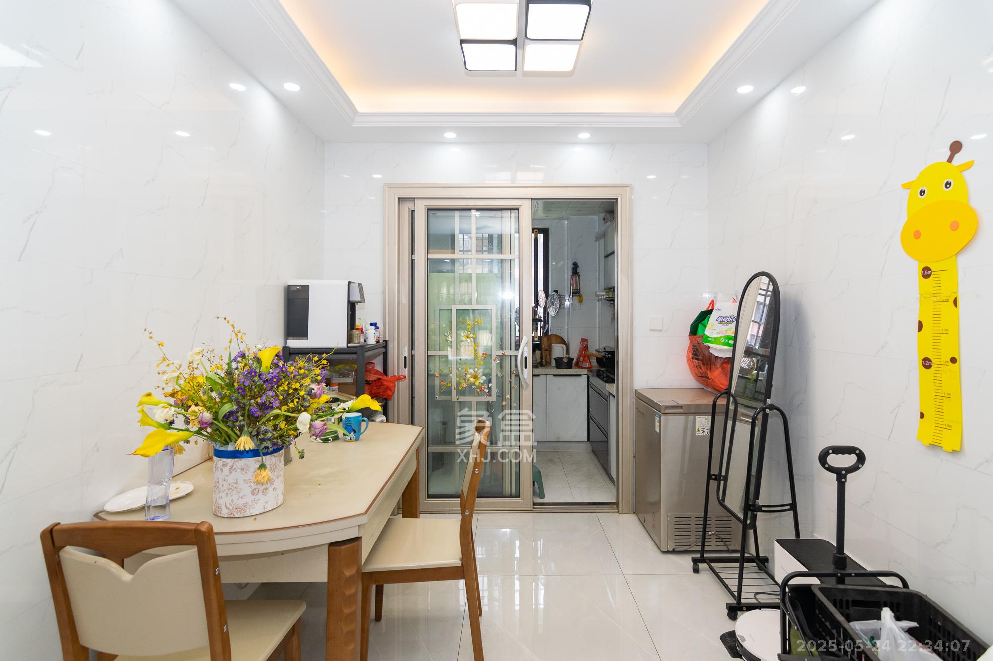 新城国际花都 3室2厅2卫 85.0万 新城国际花都 3室2厅2卫 85.0万客厅