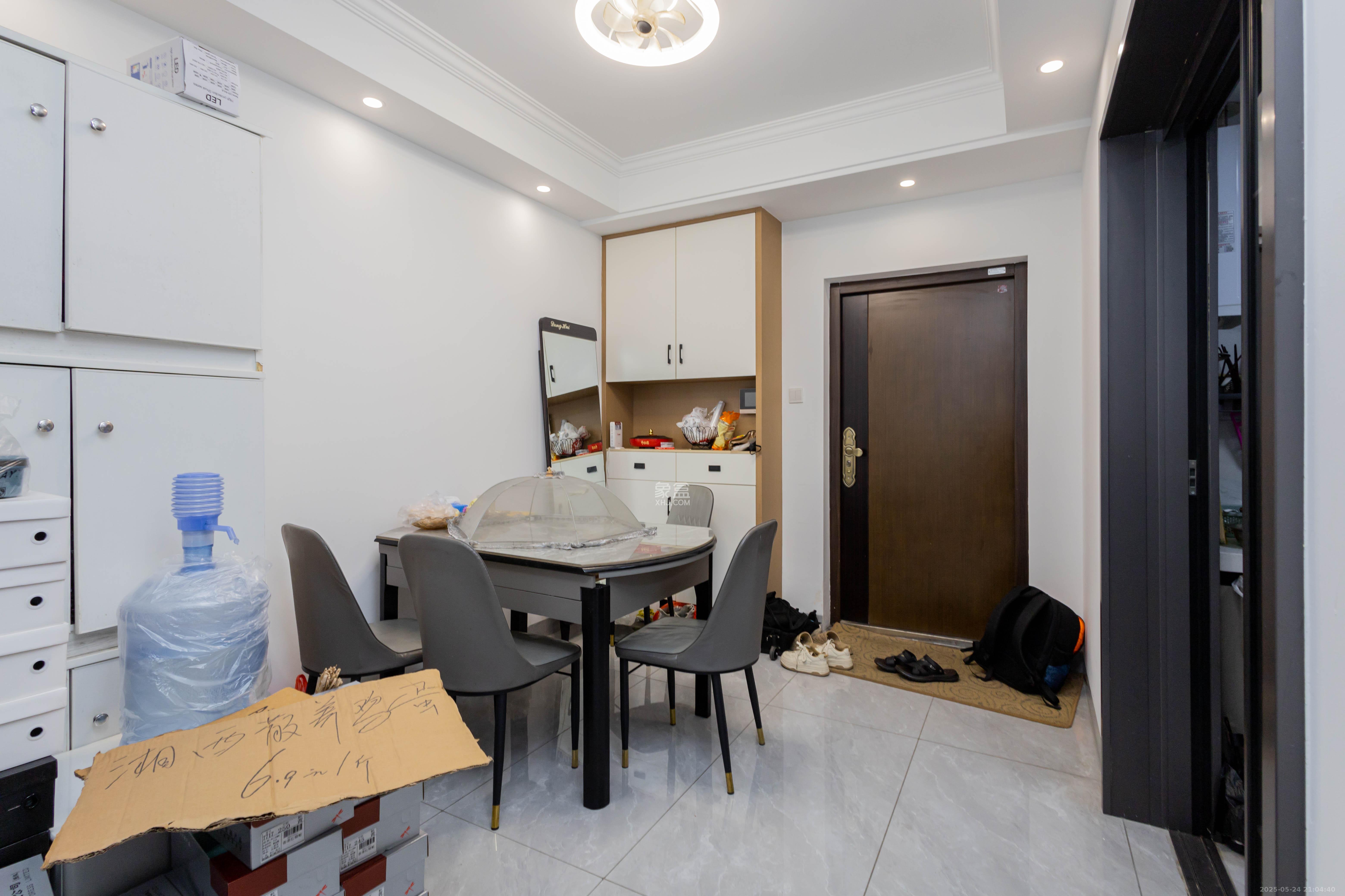 日盛湖湘花苑  3室2厅1卫    87.8万客厅