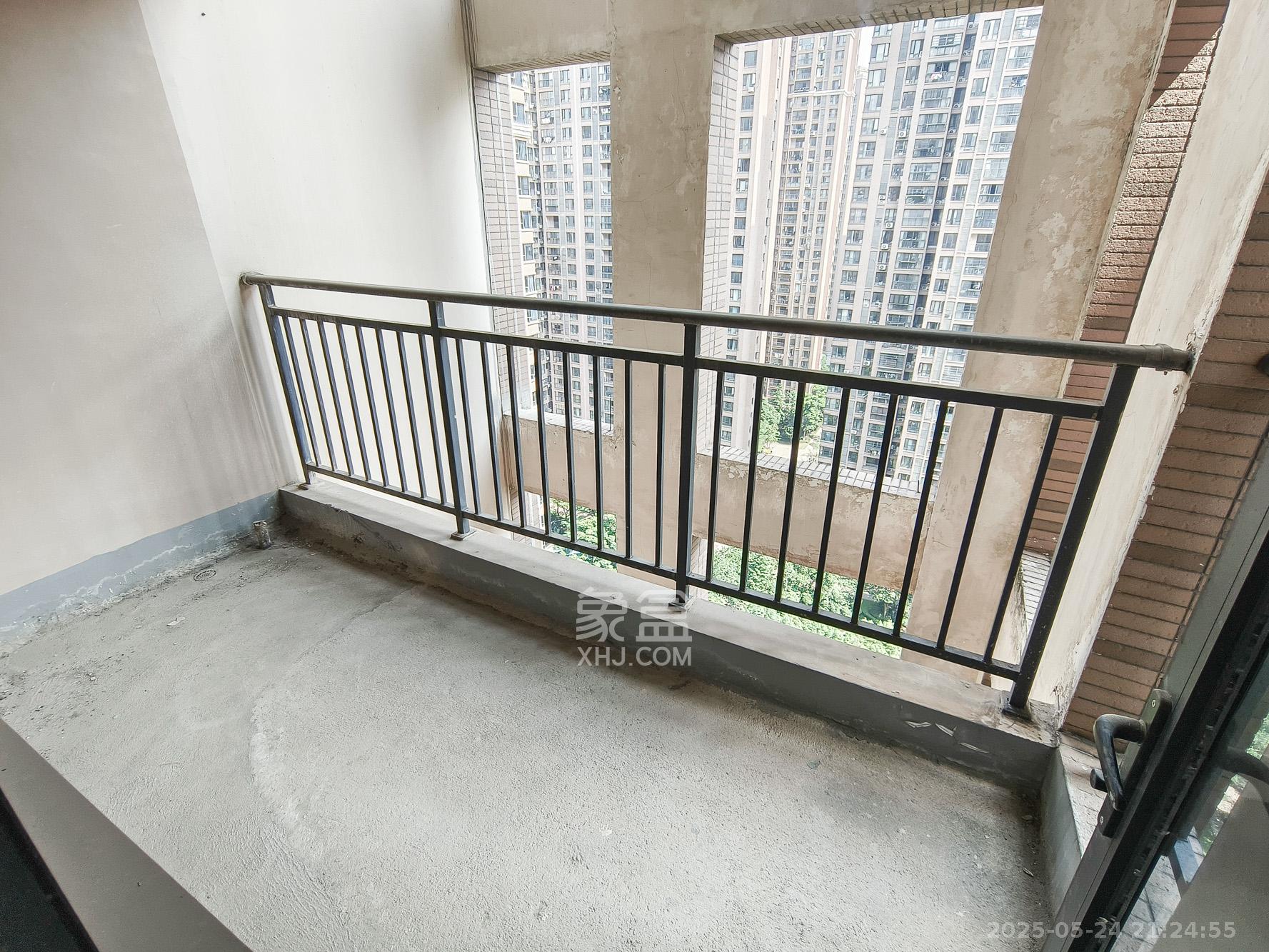 三一街区 5室2厅3卫 108.0万 三一街区 5室2厅3卫 108.0万阳台