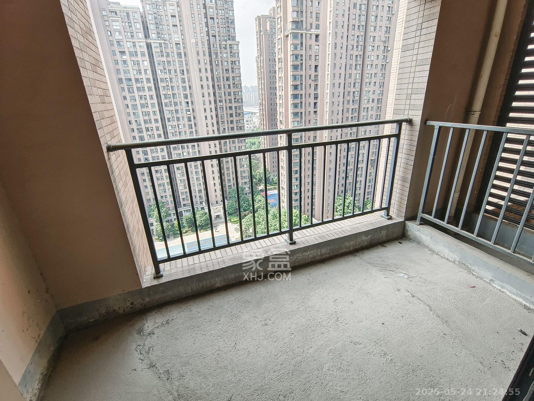 三一街区 5室2厅3卫 108.0万 三一街区 5室2厅3卫 108.0万阳台