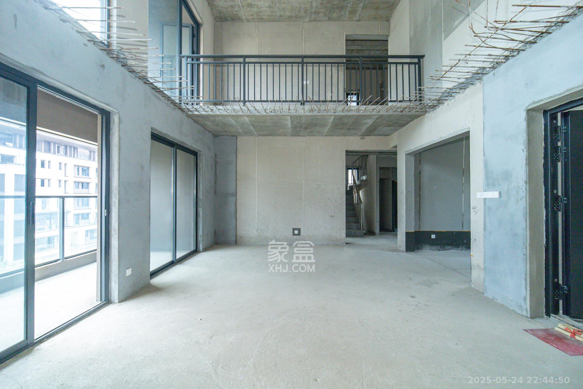 三一云谷  4室2厅3卫    248.0万 三一云谷  4室2厅3卫    248.0万客厅