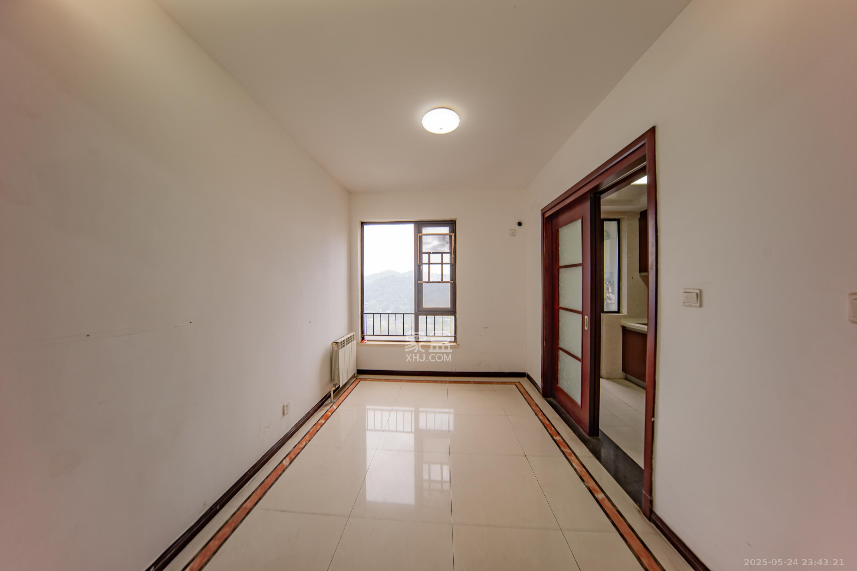 中海国际二期 4室2厅2卫 95.0万 中海国际二期 4室2厅2卫 95.0万客厅