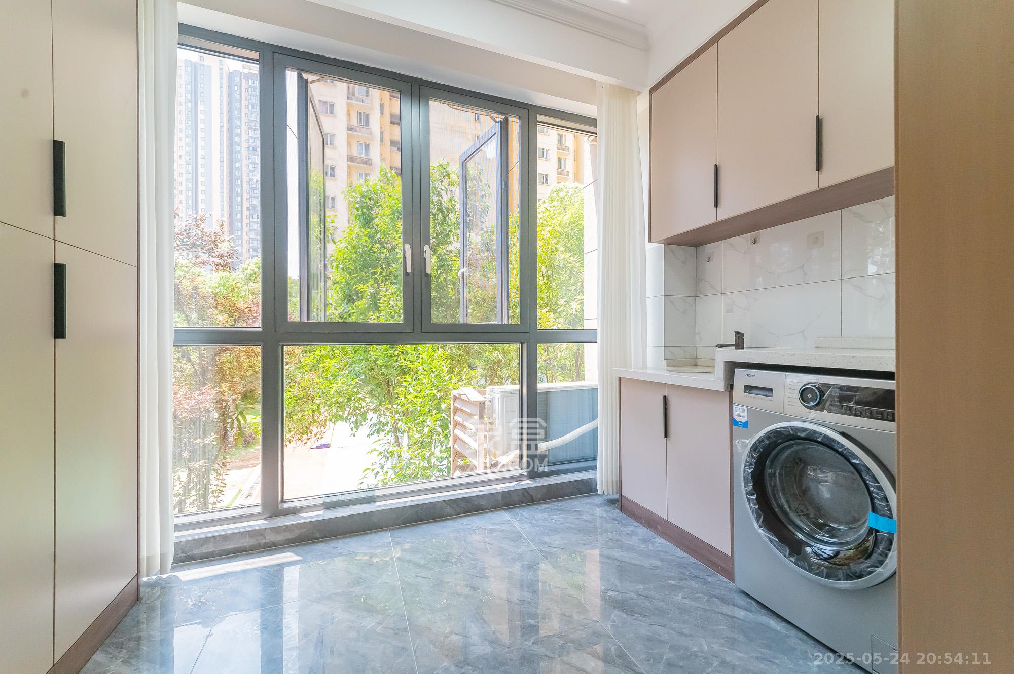 MOMA当代广场 4室2厅2卫 77.8万 MOMA当代广场 4室2厅2卫 77.8万阳台