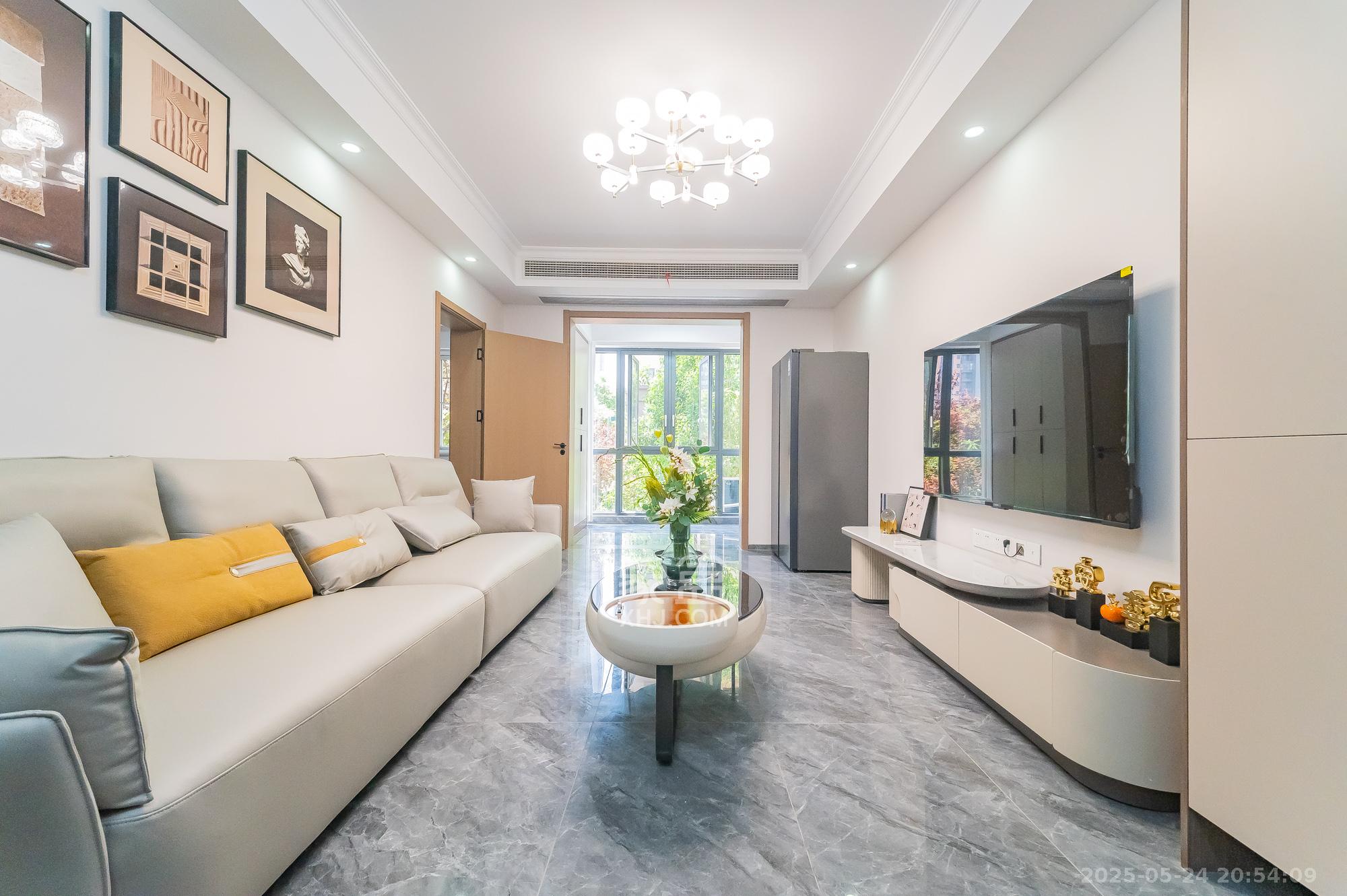 MOMA当代广场 4室2厅2卫 77.8万 MOMA当代广场 4室2厅2卫 77.8万客厅