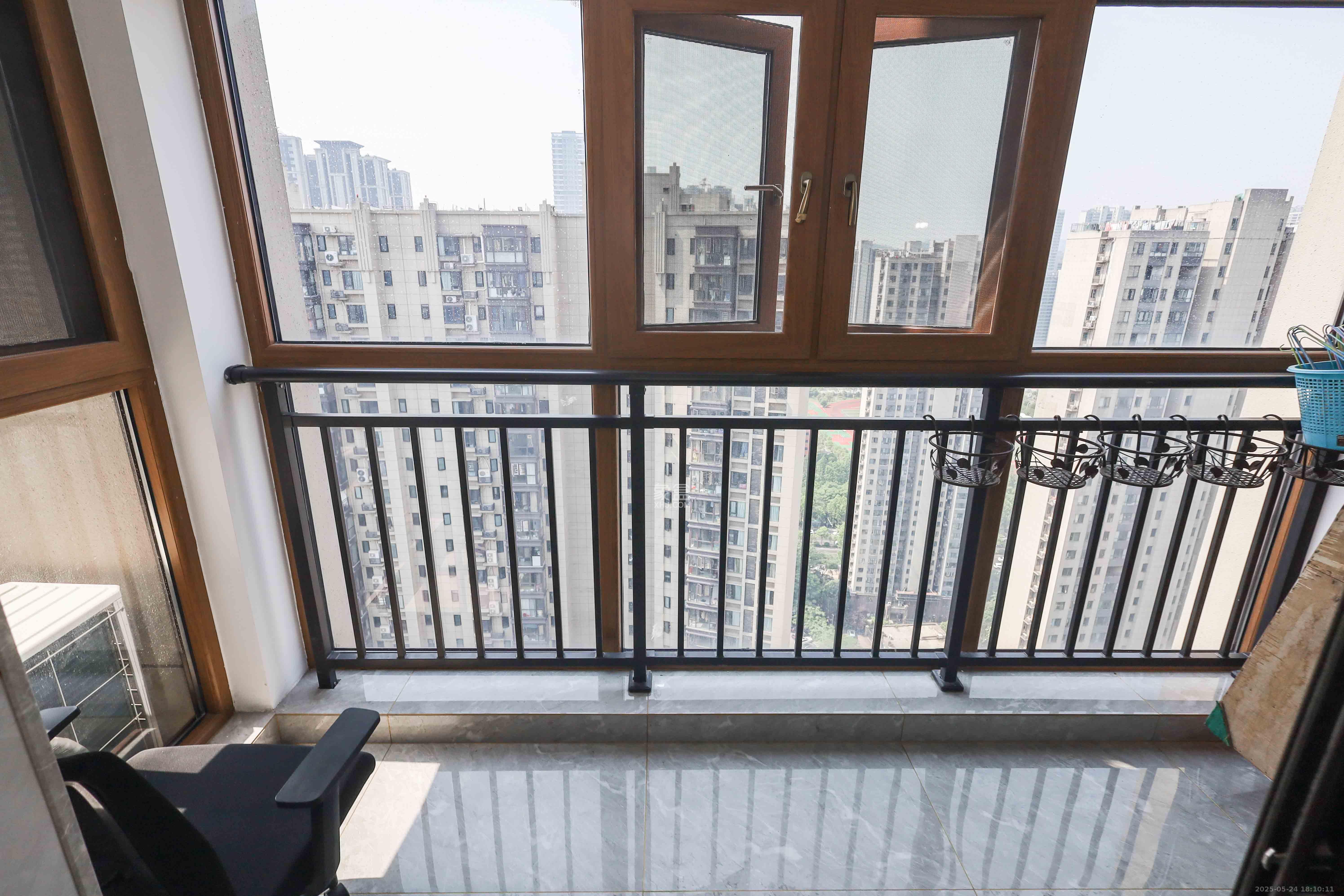 中国铁建梅溪青秀三期  1室2厅2卫   230.00万阳台