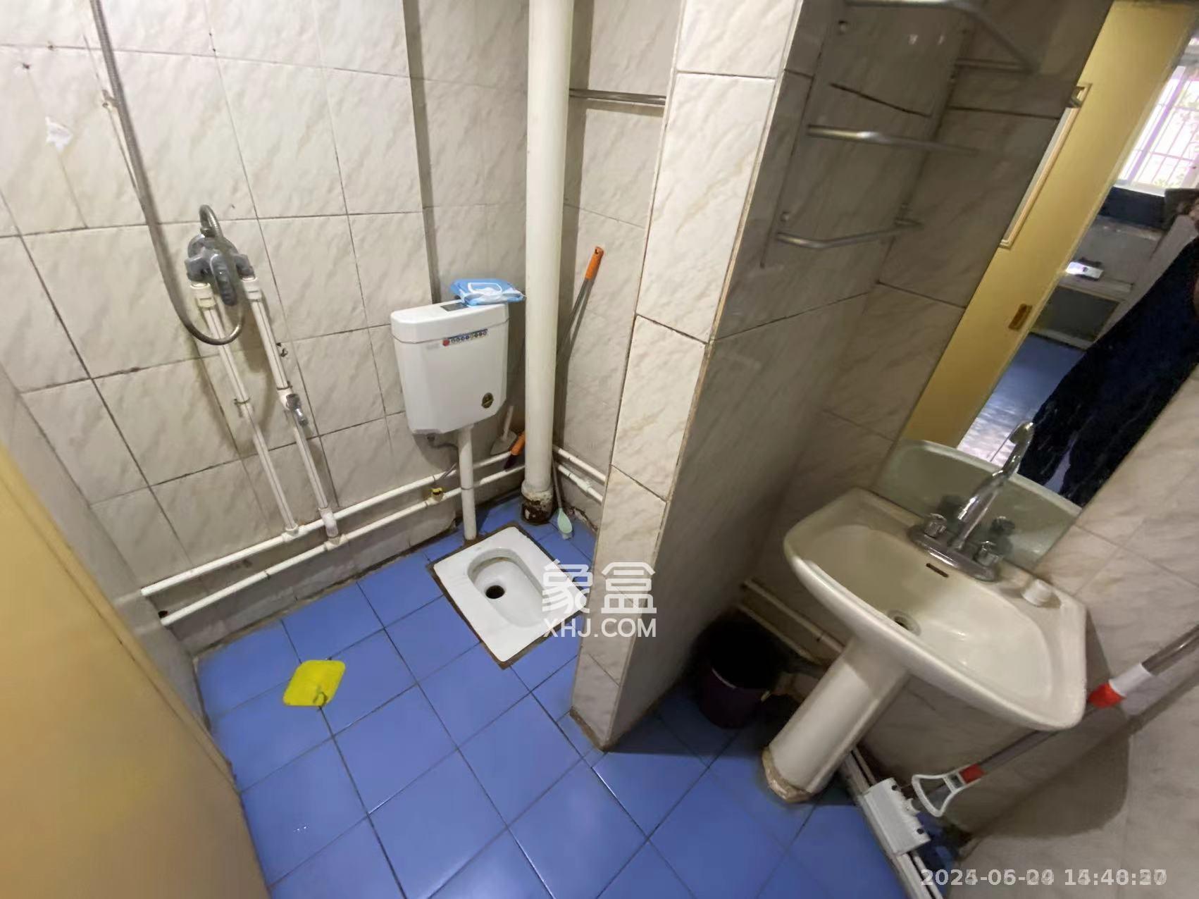 十一中学单位宿舍  3室1厅1卫   2200.00元/月室内图
