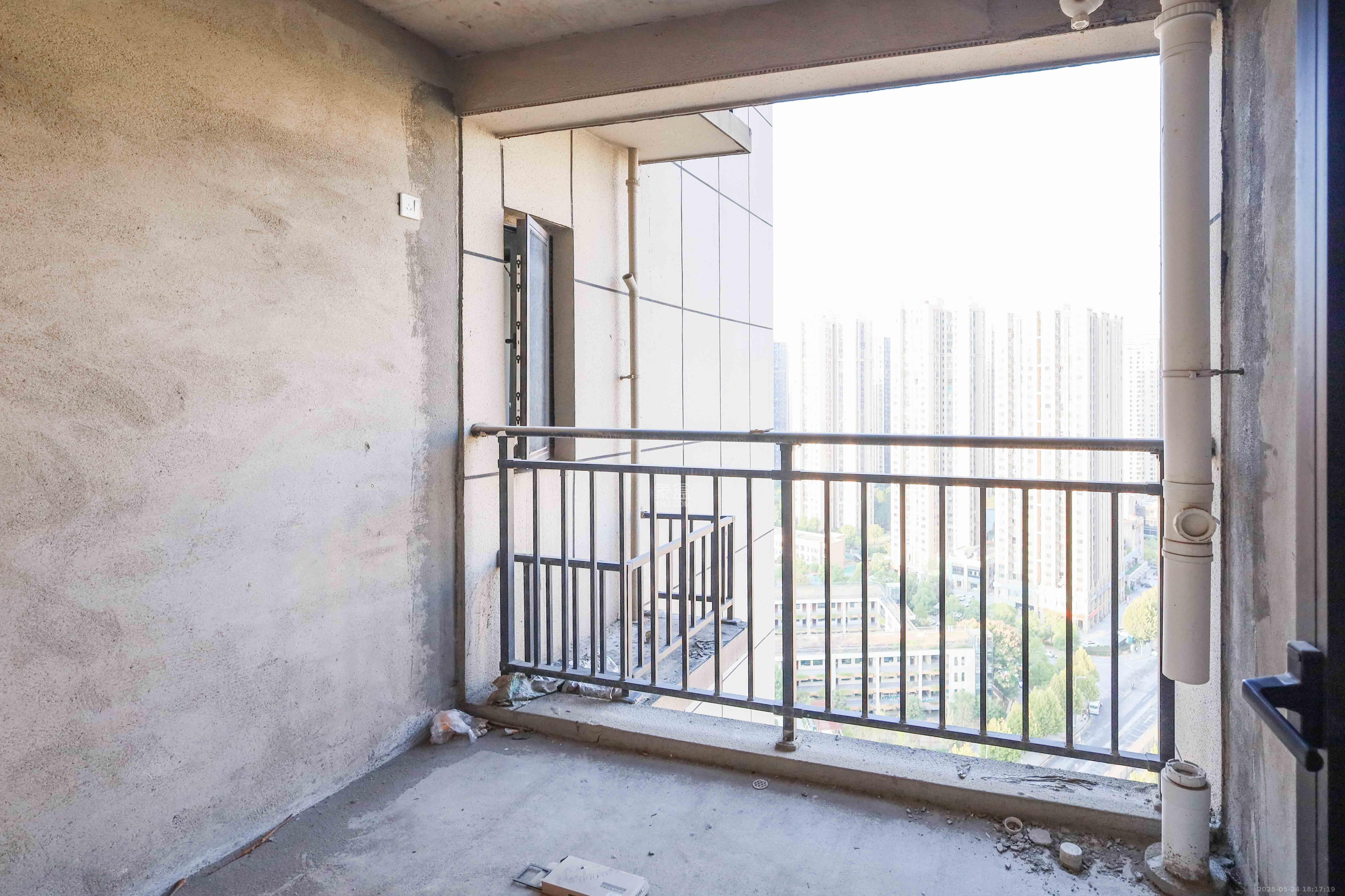 中国铁建梅溪青秀二期  4室2厅2卫   158.00万卧室