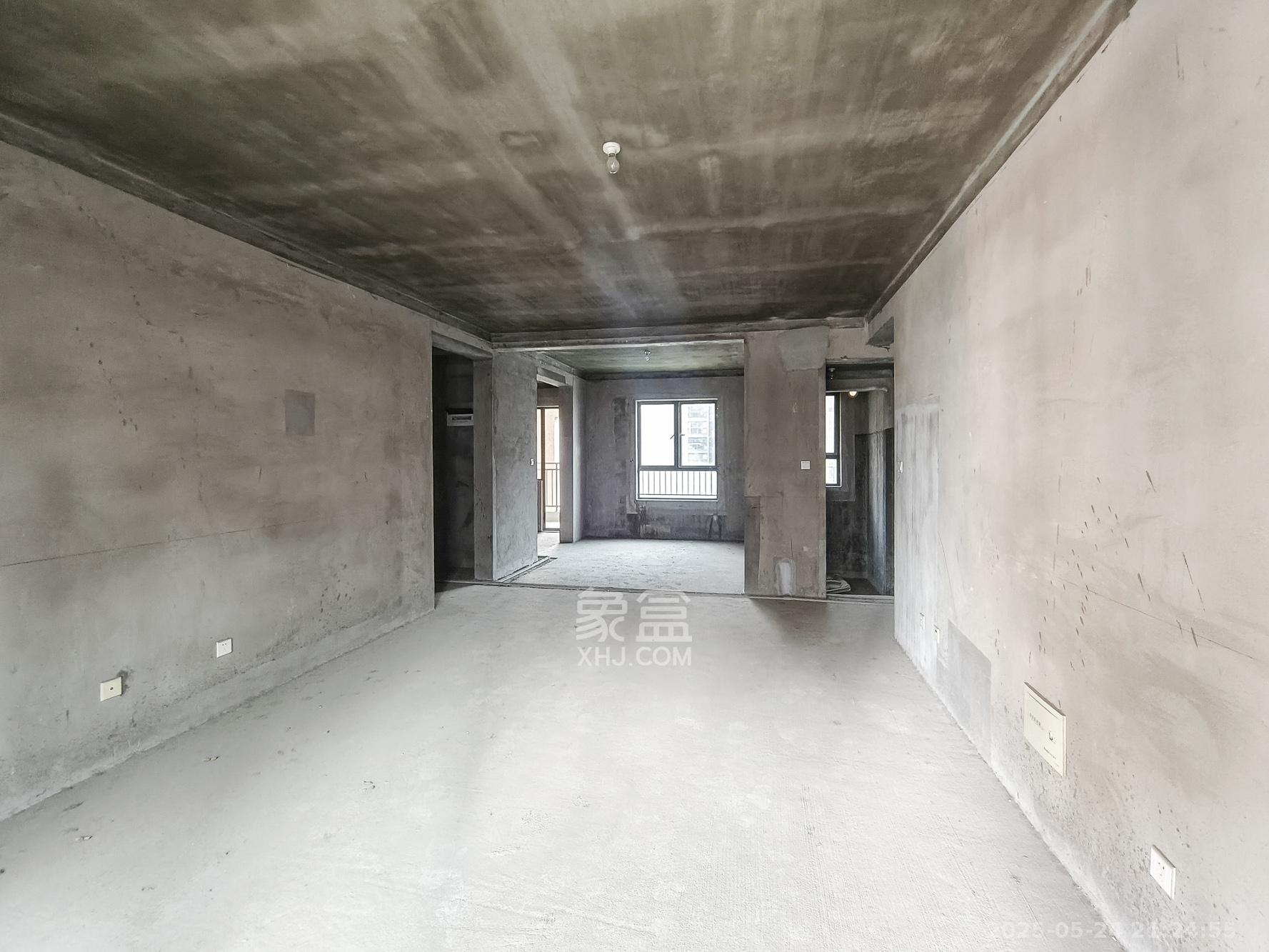 三一街区 5室2厅3卫 108.0万 三一街区 5室2厅3卫 108.0万客厅