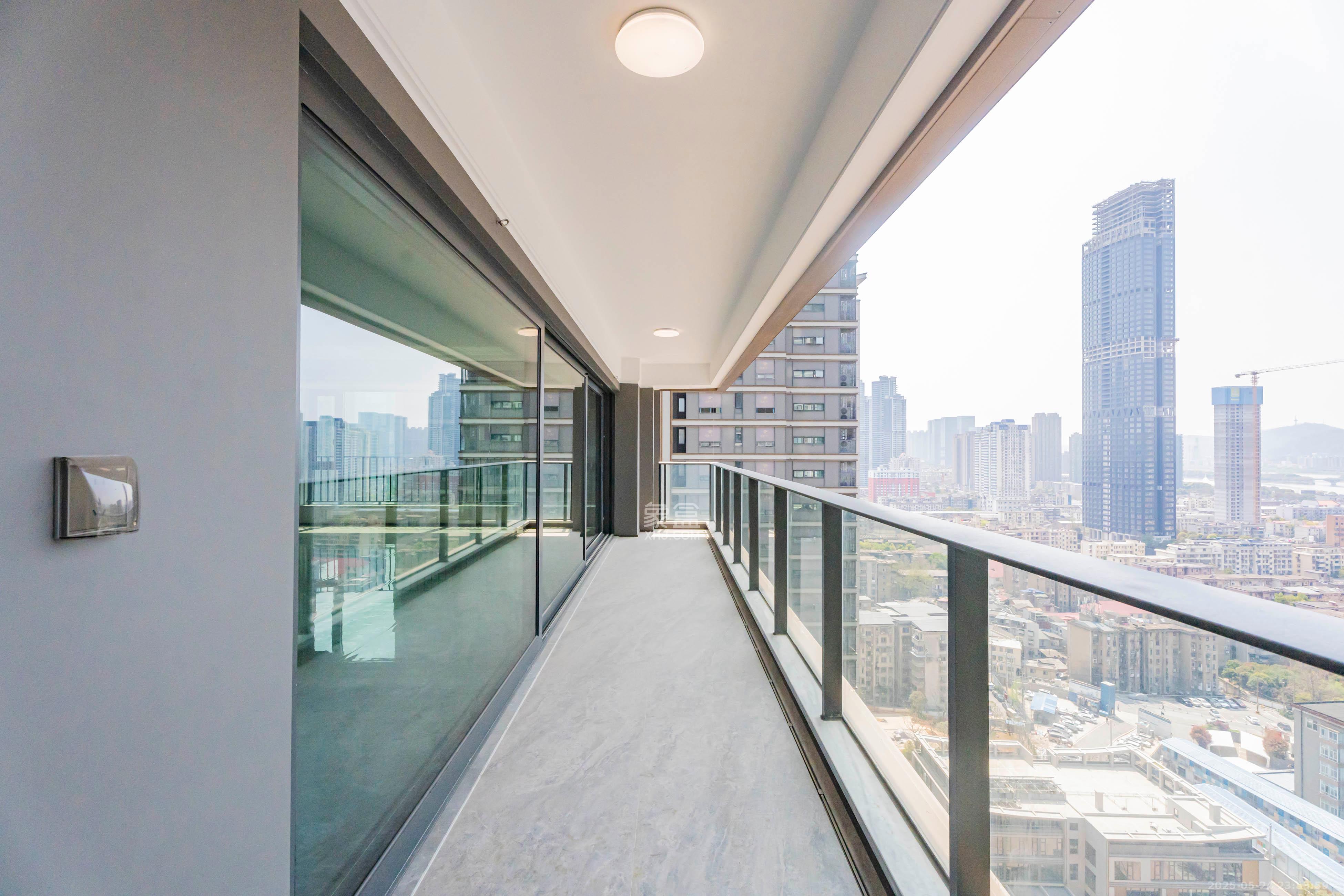 建发养云  5室2厅4卫   750.00万阳台