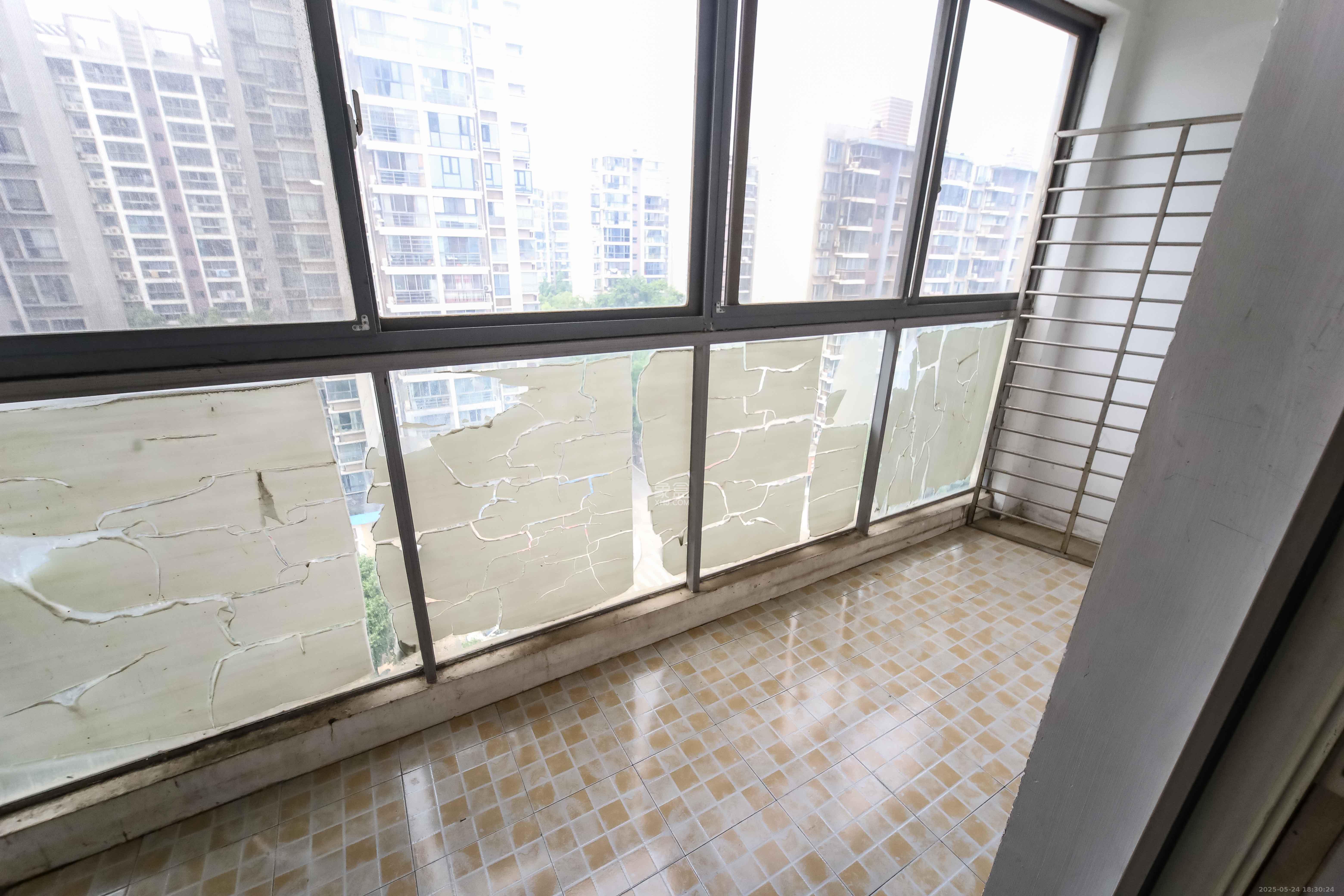 银港水晶城  3室2厅2卫   100.80万阳台