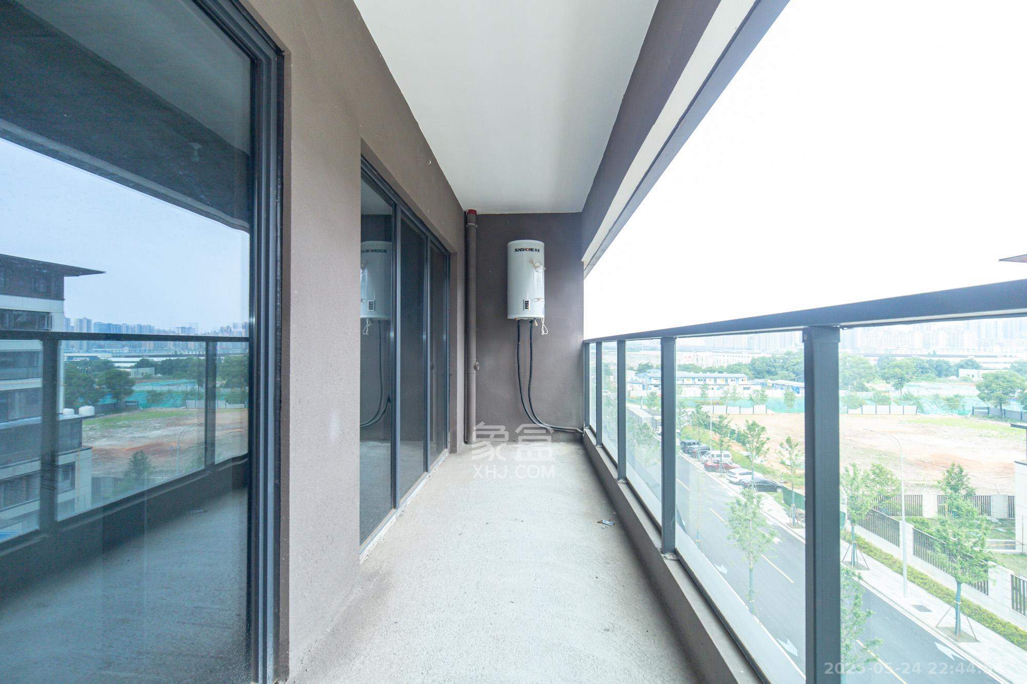 三一云谷  4室2厅3卫    248.0万 三一云谷  4室2厅3卫    248.0万阳台