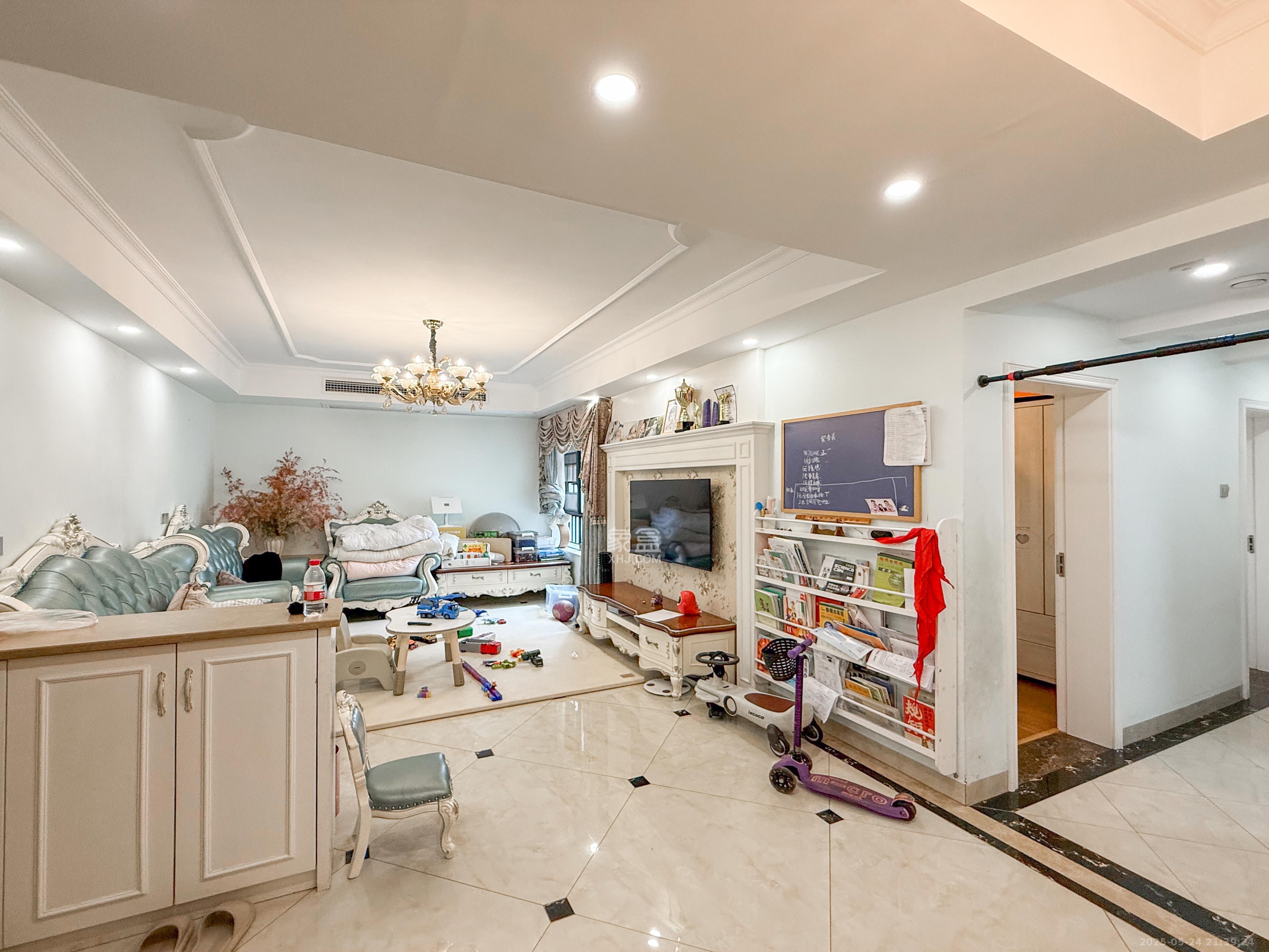 中海梅溪湖壹号  3室2厅1卫    168.0万客厅