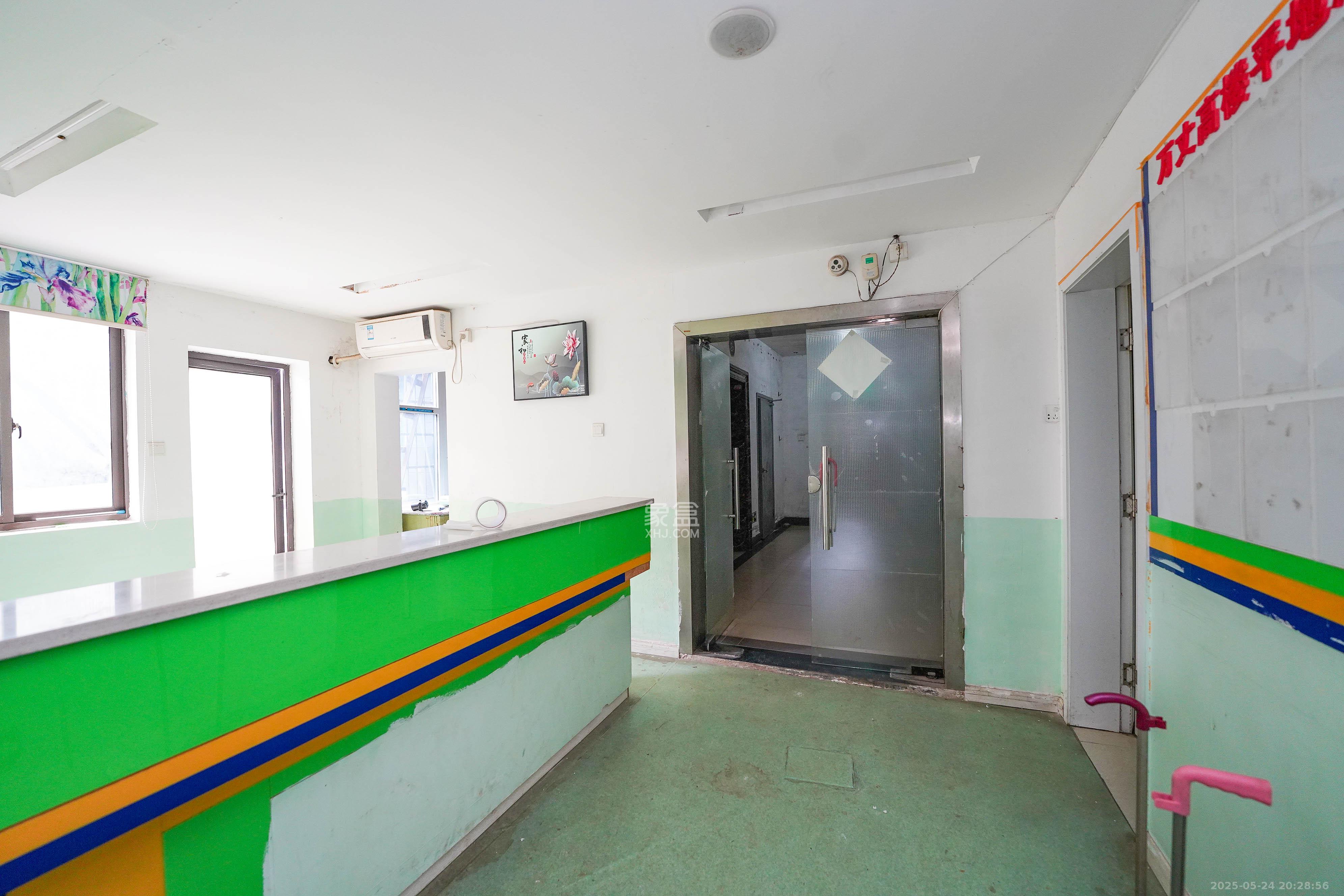 嘉华城(一期) 6室2厅2卫 268.0万 嘉华城(一期) 6室2厅2卫 268.0万客厅