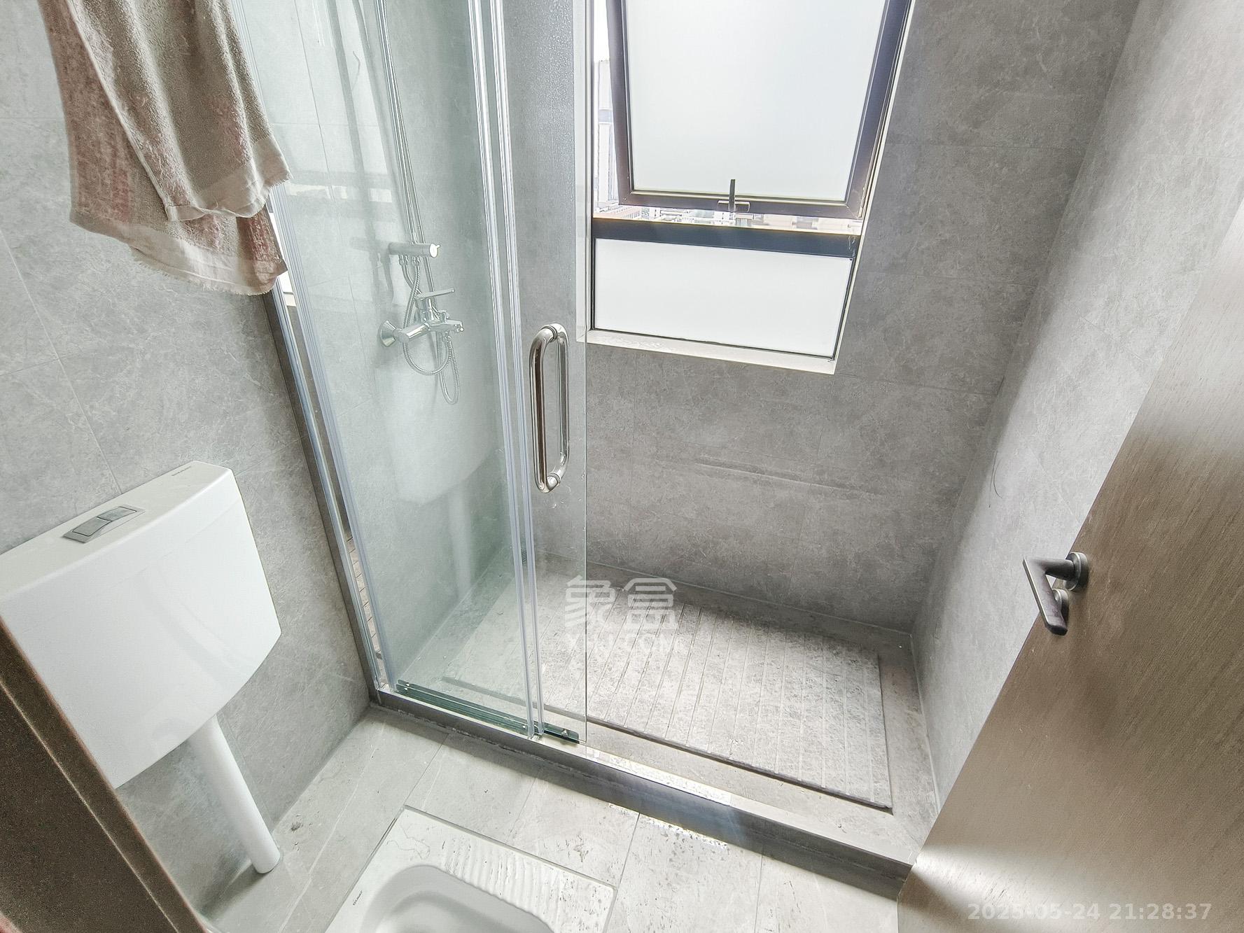 荣盛锦绣学府  4室2厅2卫    110.0万 荣盛锦绣学府  4室2厅2卫    110.0万卫生间