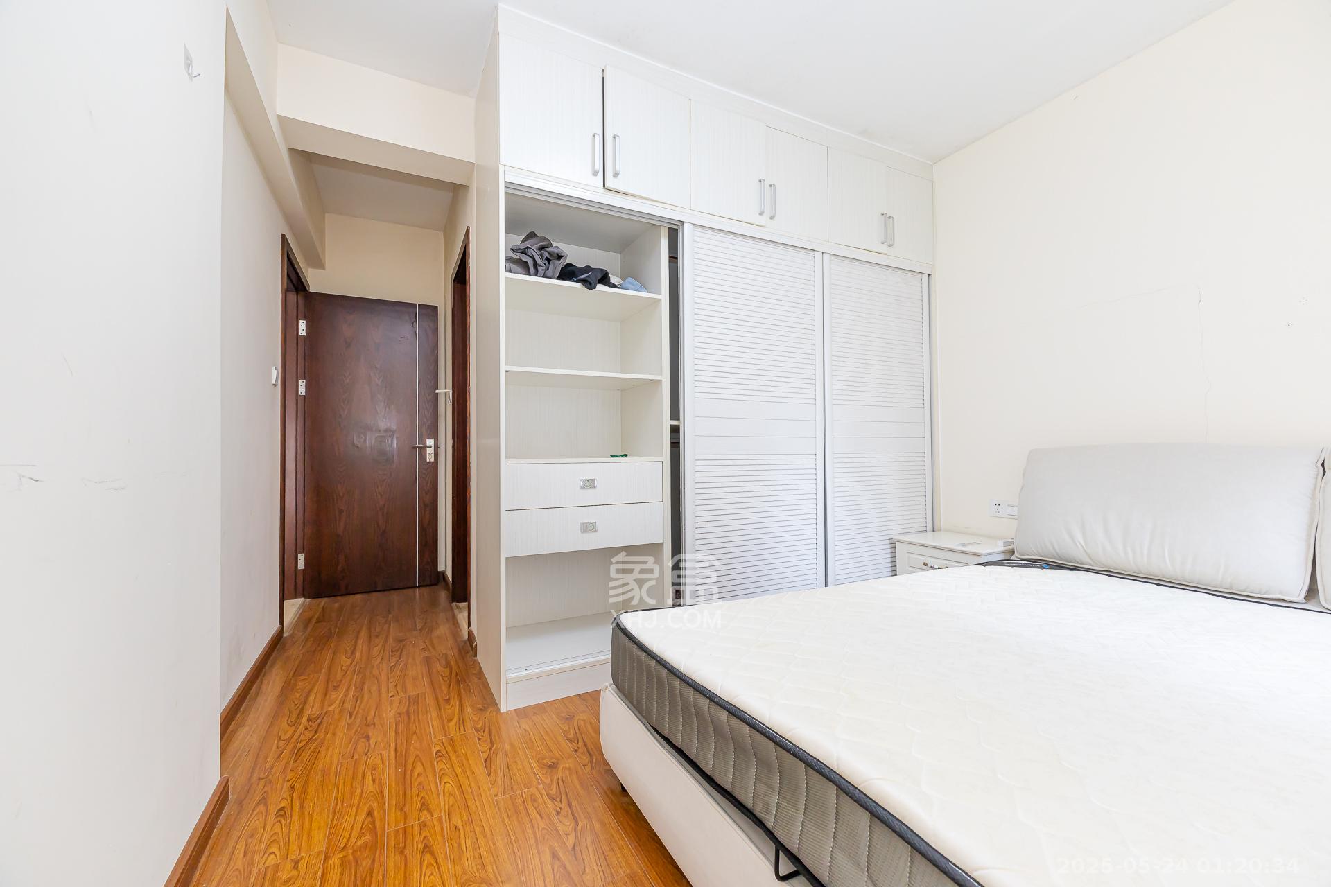 时代倾城二期 3室2厅2卫 80.0万 时代倾城二期 3室2厅2卫 80.0万卧室