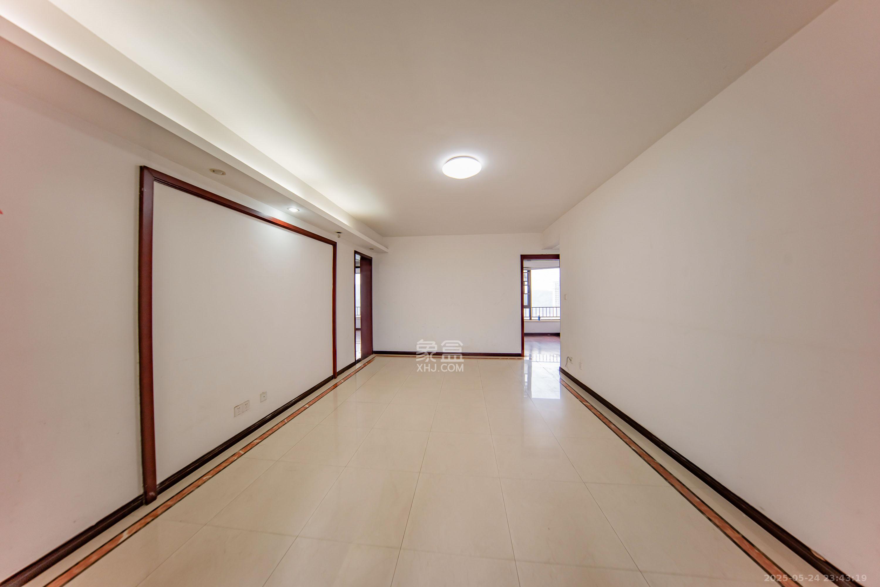 中海国际二期 4室2厅2卫 95.0万 中海国际二期 4室2厅2卫 95.0万客厅