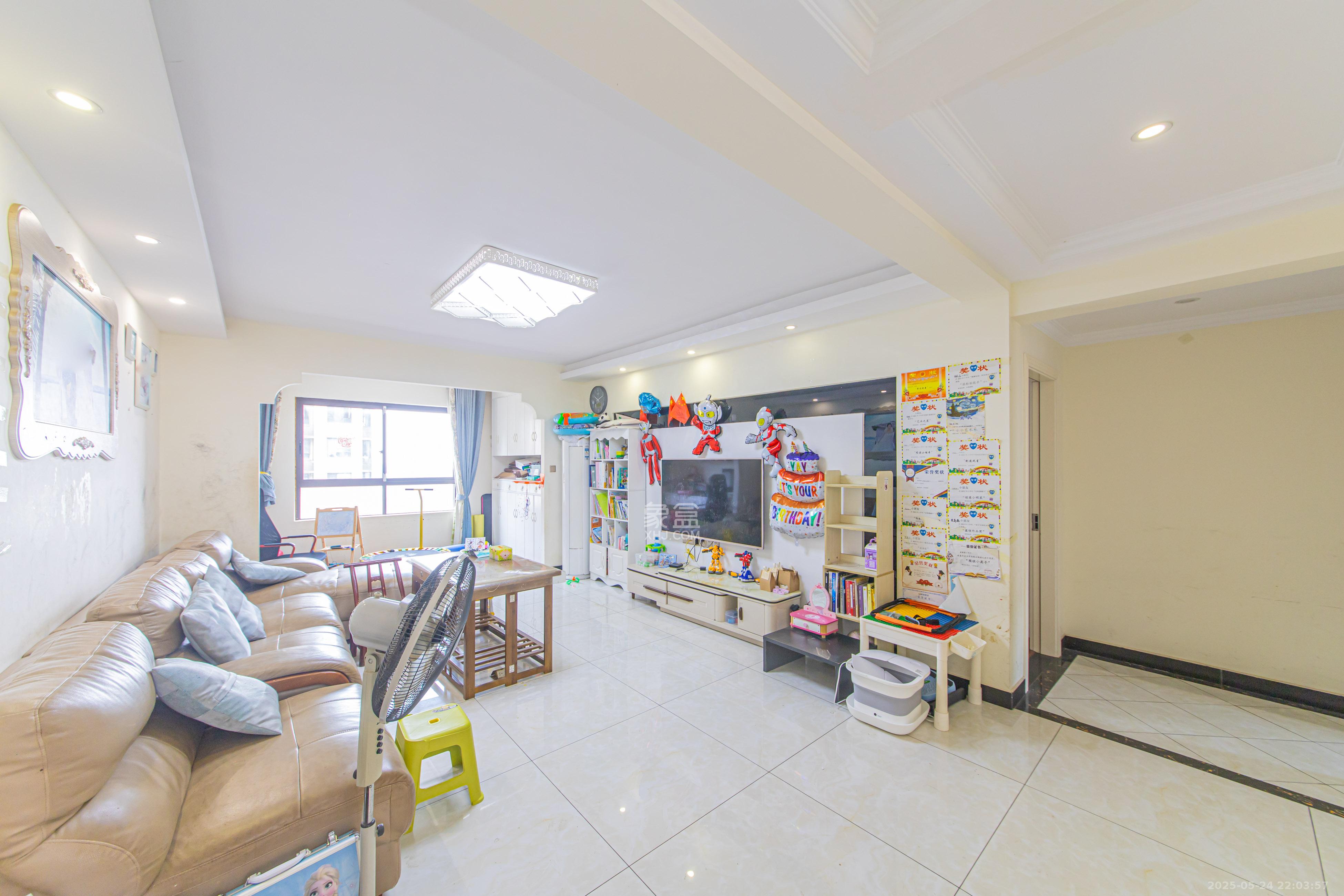 北辰中央公园A区 3室2厅2卫 108.0万 北辰中央公园A区 3室2厅2卫 108.0万客厅