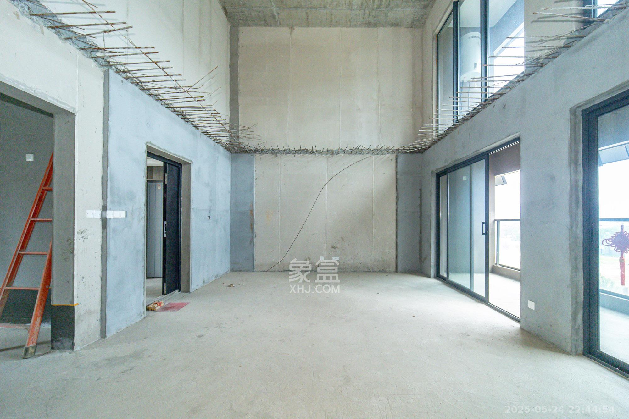 三一云谷  4室2厅3卫    248.0万 三一云谷  4室2厅3卫    248.0万客厅