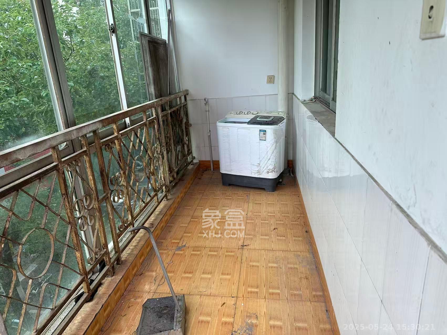 中南汽车世界  3室2厅1卫    1000.0元/月室内图